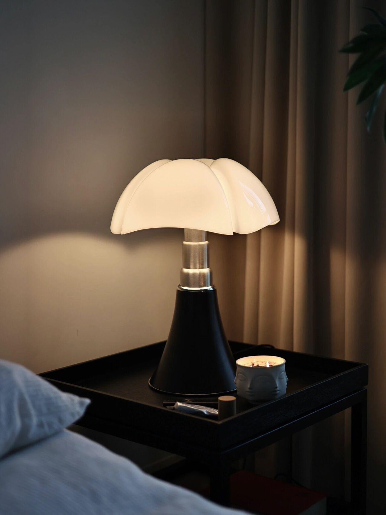 家里这盏中古味十足的台灯来自于martinelli luce,是20世纪的经典