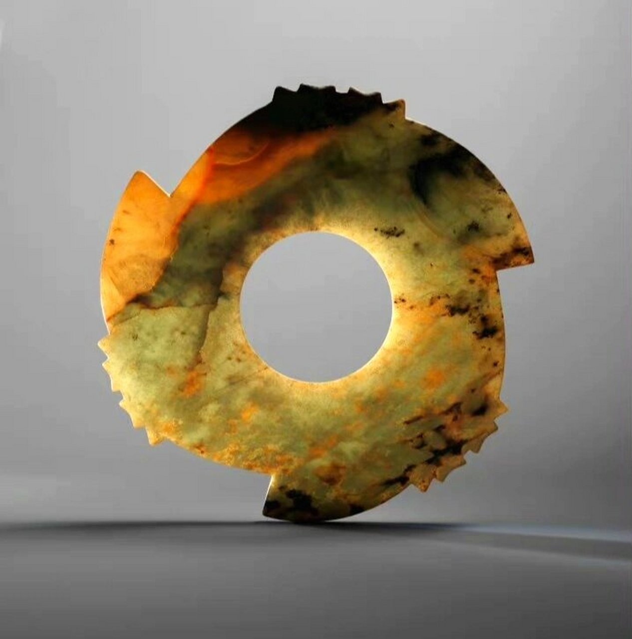 玉璇玑·龙山文化 玉璇玑,像一个长了牙的璧,外缘有三个朝同一方向飞