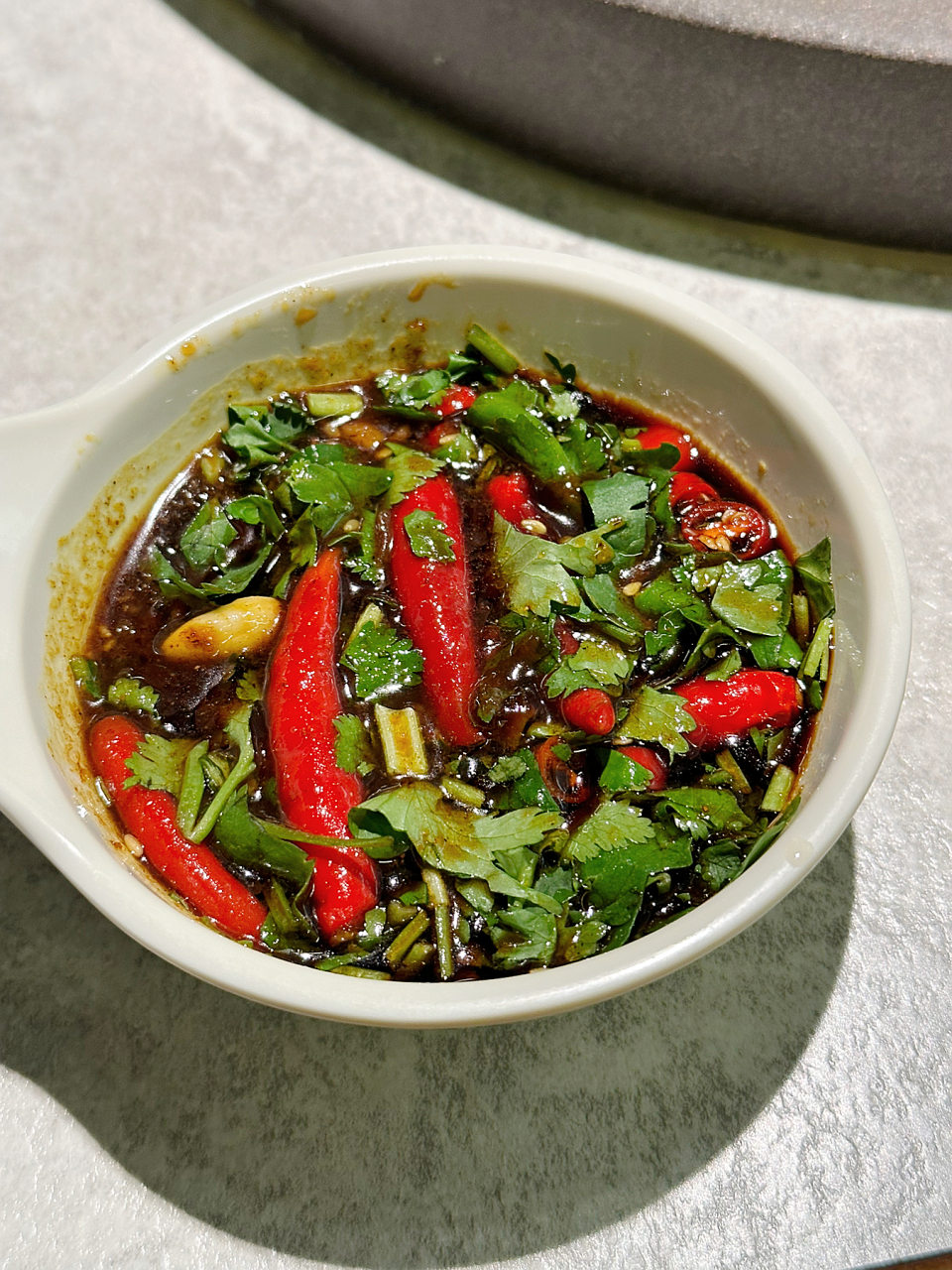 吃鱼火锅的蘸料是:蒜蓉,生抽,香菜,小米辣,蚝油,白糖和花椒油,你试试