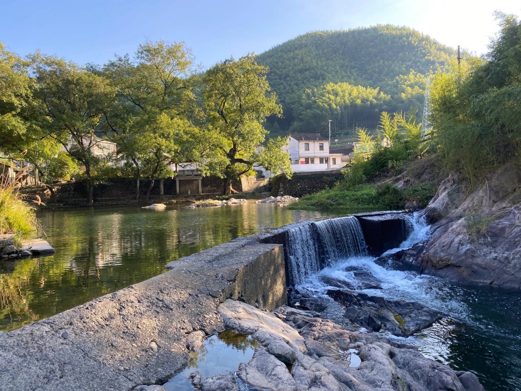 奉化大堰白粉壁村 寻找隐秘的古村落 白粉壁原为行政村,位于奉化区大