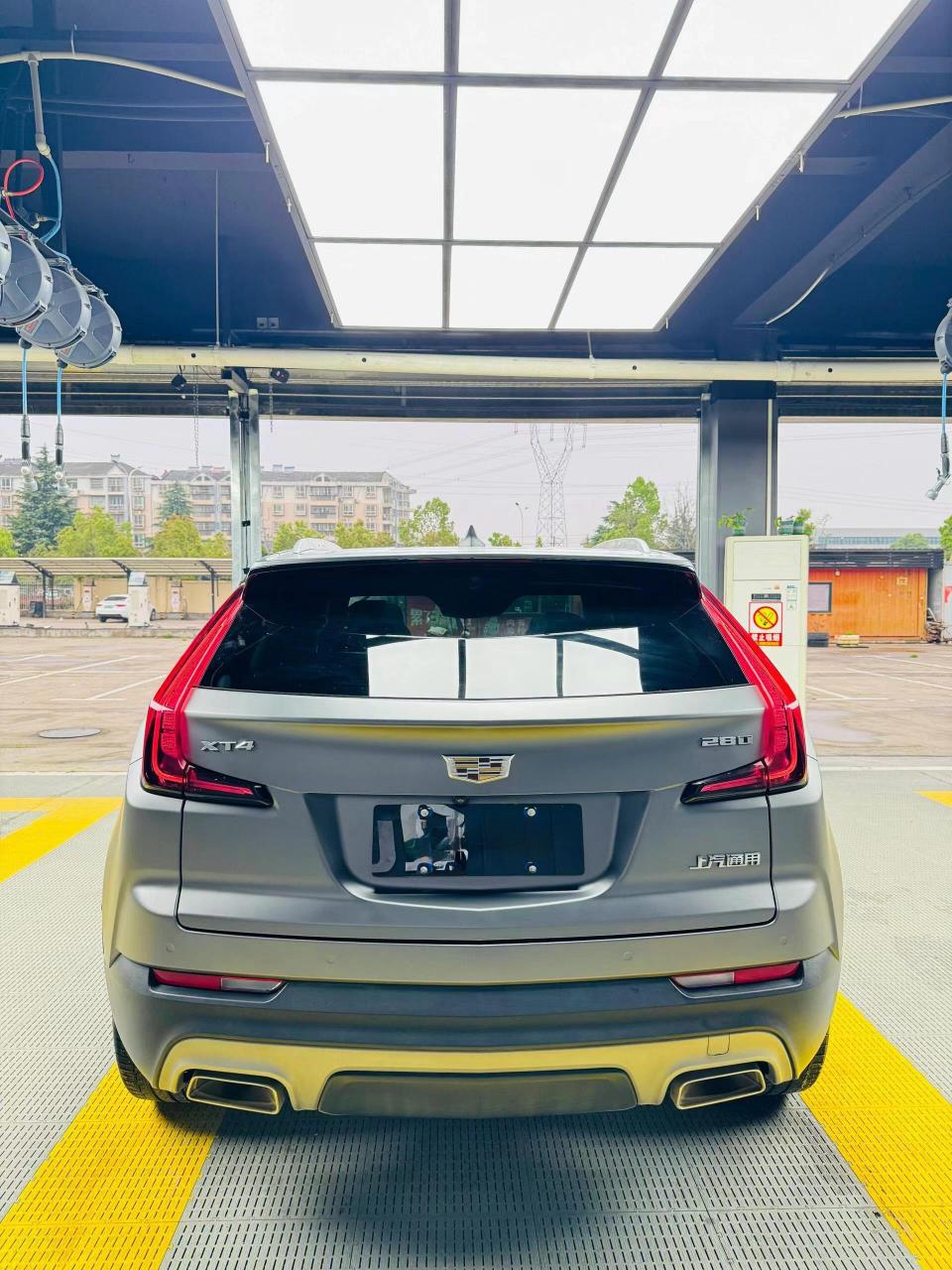 凯迪拉克xt4改色超亚amg山灰