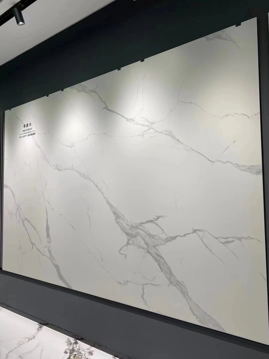 都说爵士白岩板背景墙太大众