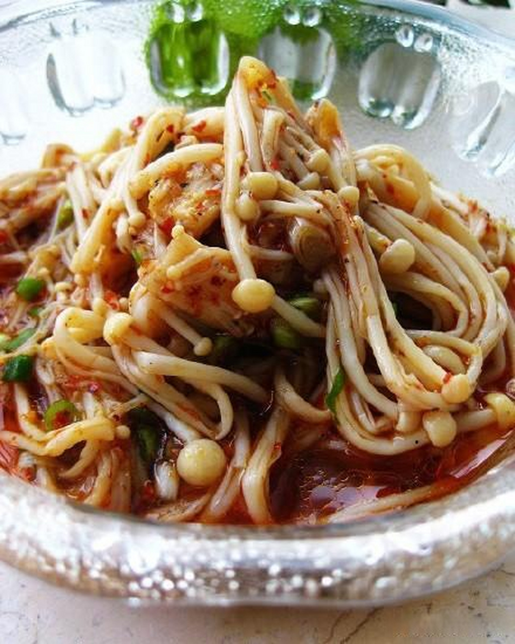 金针菇是我在涮火锅时必吃的食材,在火锅里涮一会,蘸点麻酱汁吃起来软