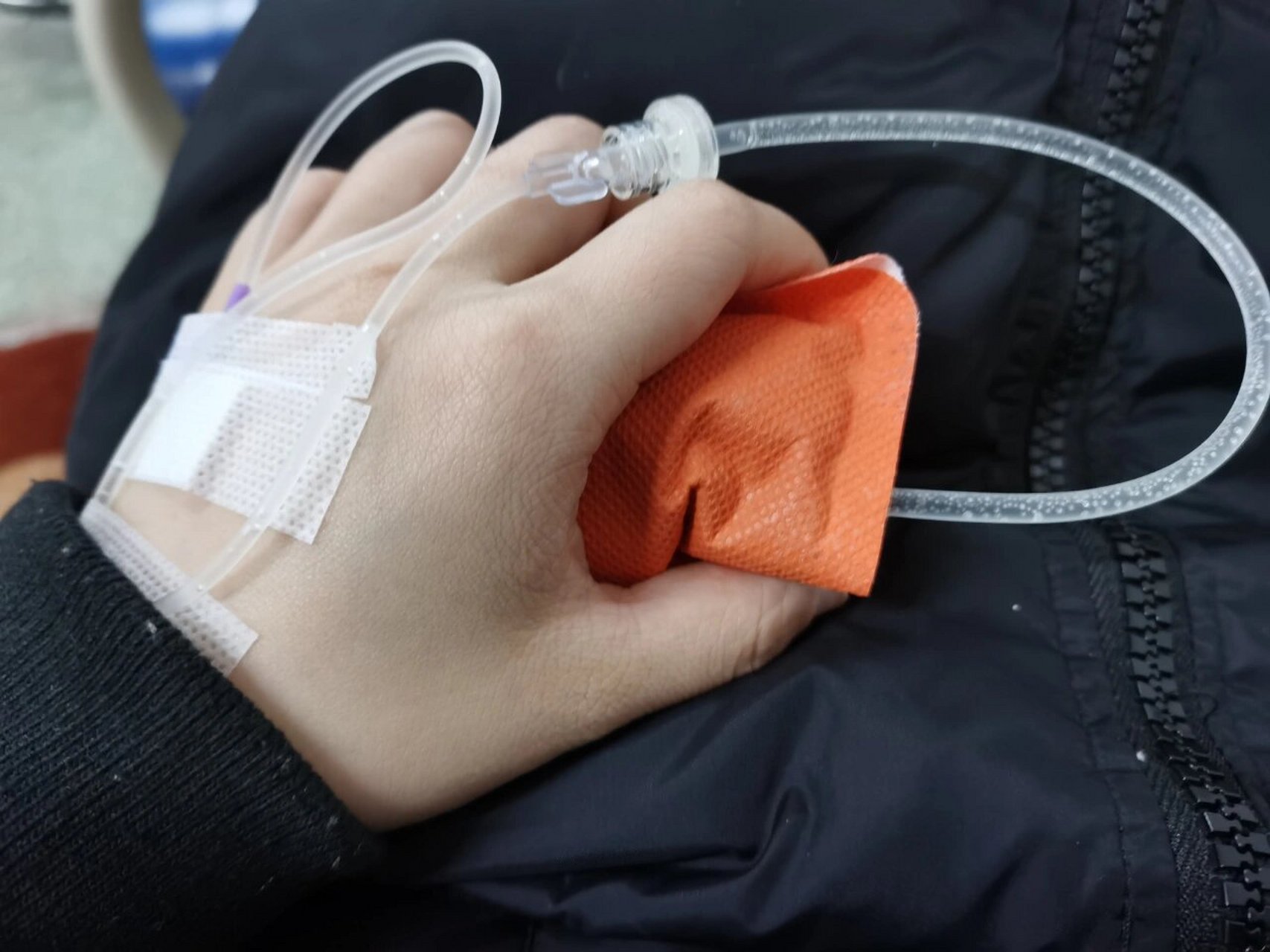 冬天输液不怕冷 人性化诊所呀!既能让"点滴"不那么冰冷,又能暖手