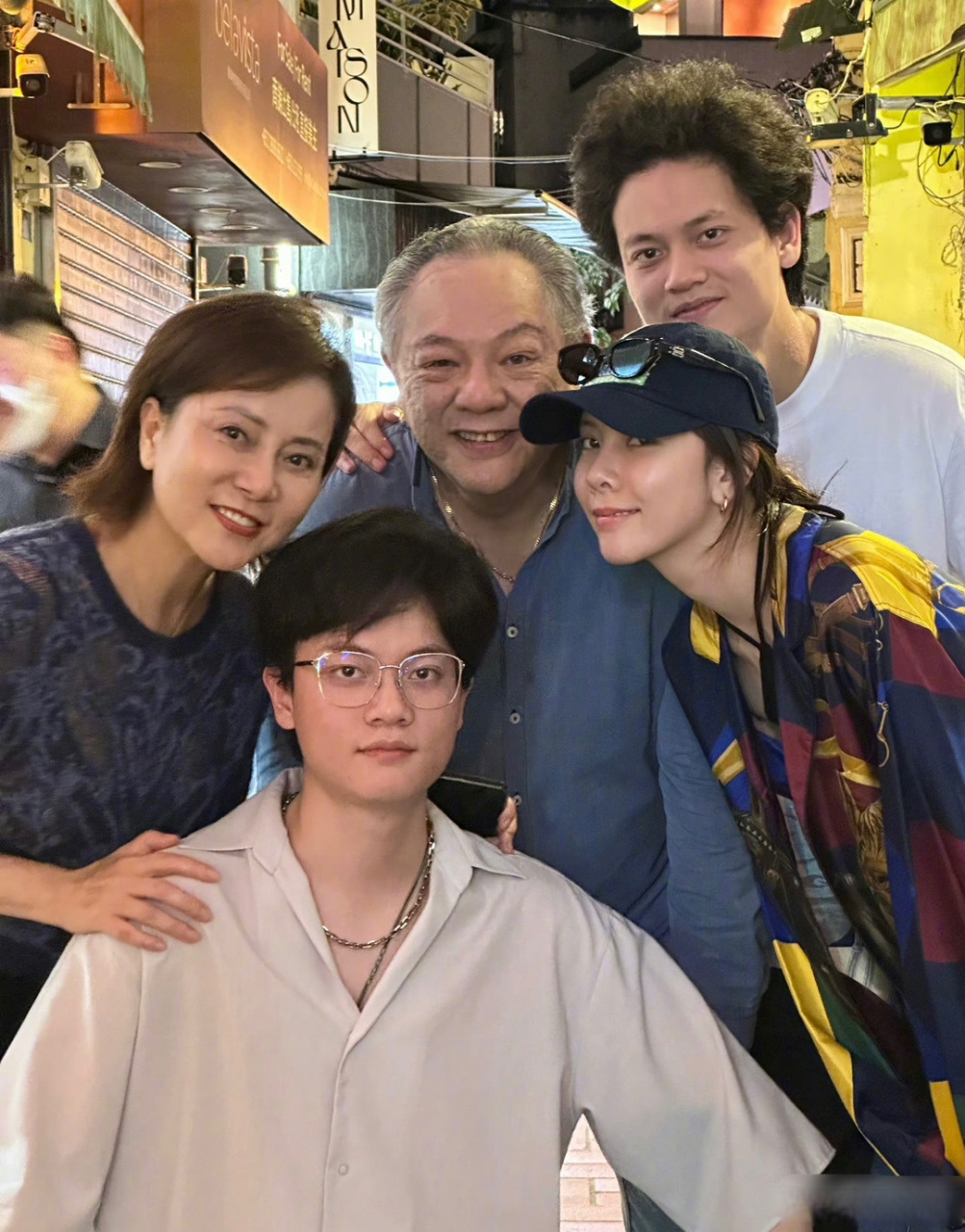 宋妍霏姐弟三人也就她继承了妈妈的颜值,双胞胎弟弟老成很多,长得也很