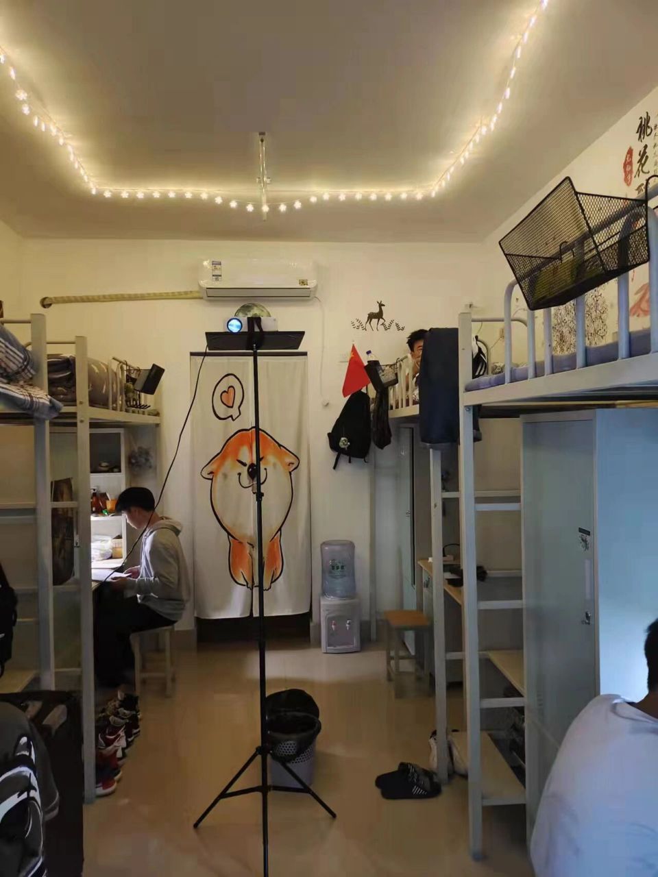 武汉纺织大学外经贸学院宿舍 学校寝室全部都是四人间,本科专科没有