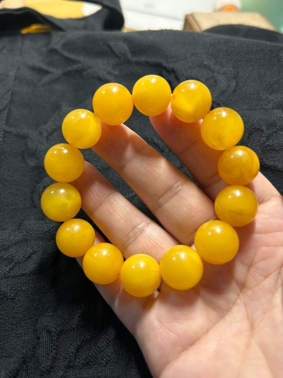乌料蜜蜡,六年时间的对比 戴了六年了,14 的手串.