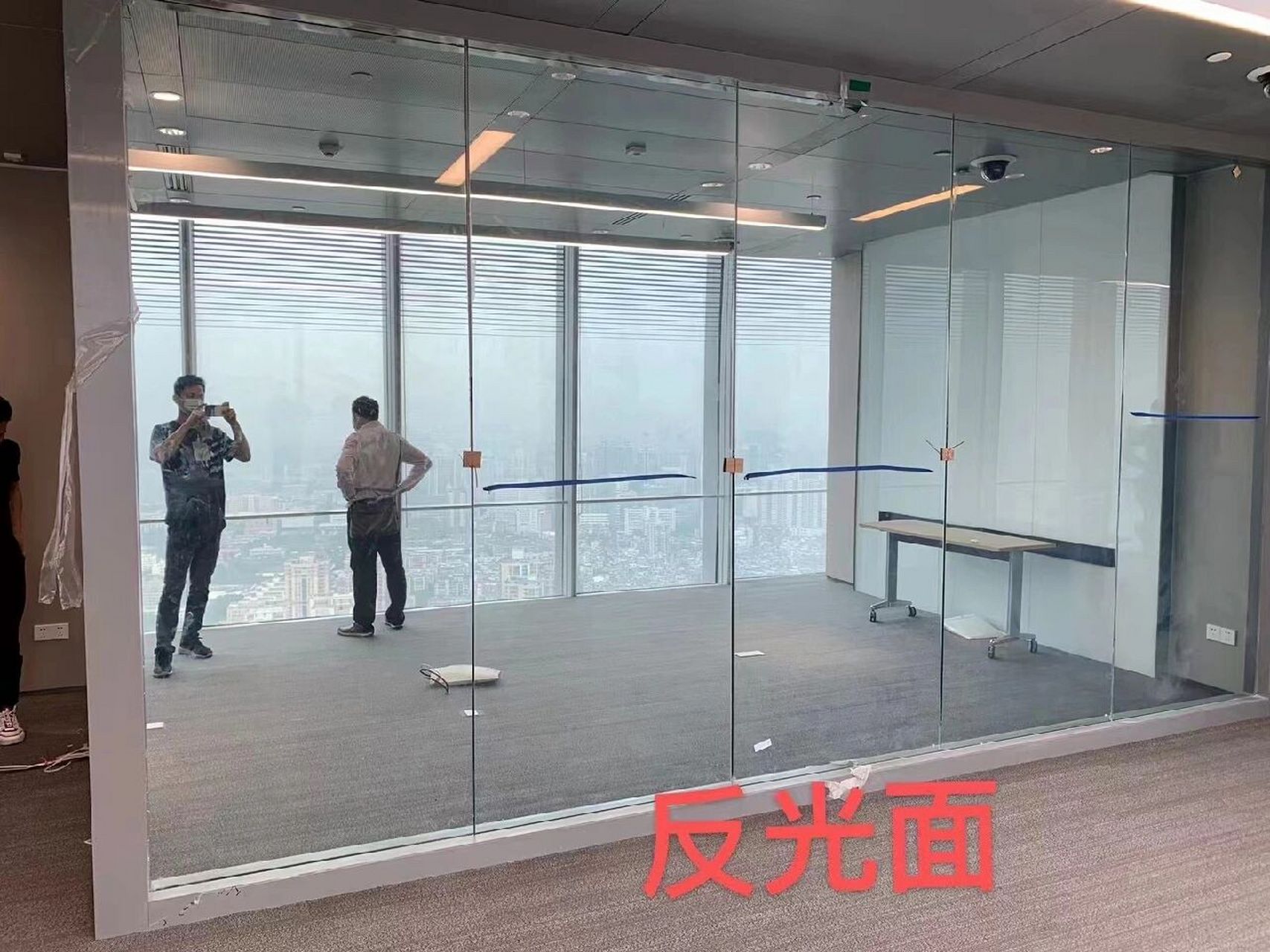 单向透视玻璃 单向透视玻璃原理 单向透视玻璃的原理是因为光是可逆性