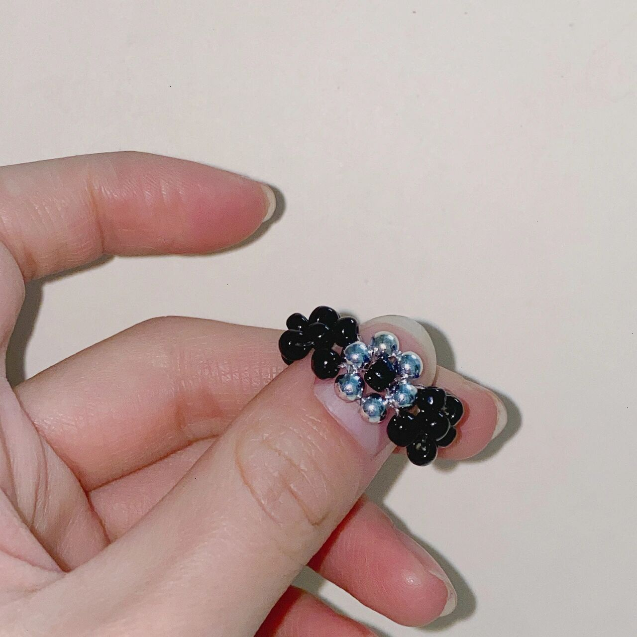 甜酷热潮y2k花朵串珠戒指教程来咯7315 今天跟大家分享又甜又酷的