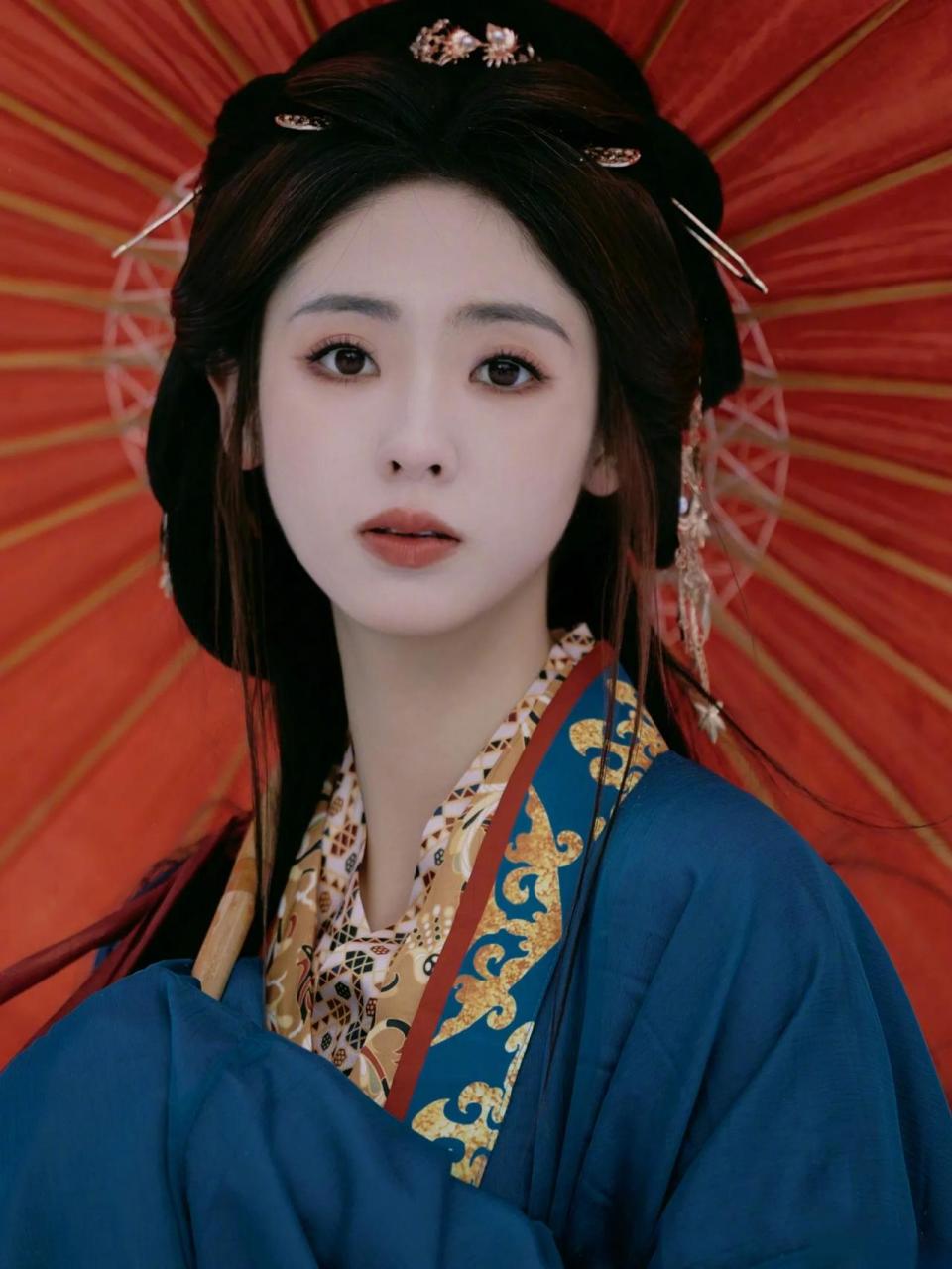 邢菲古风大片,清新甜美的雪景古韵妆充满梦幻之感,佳人雪中撑伞这个