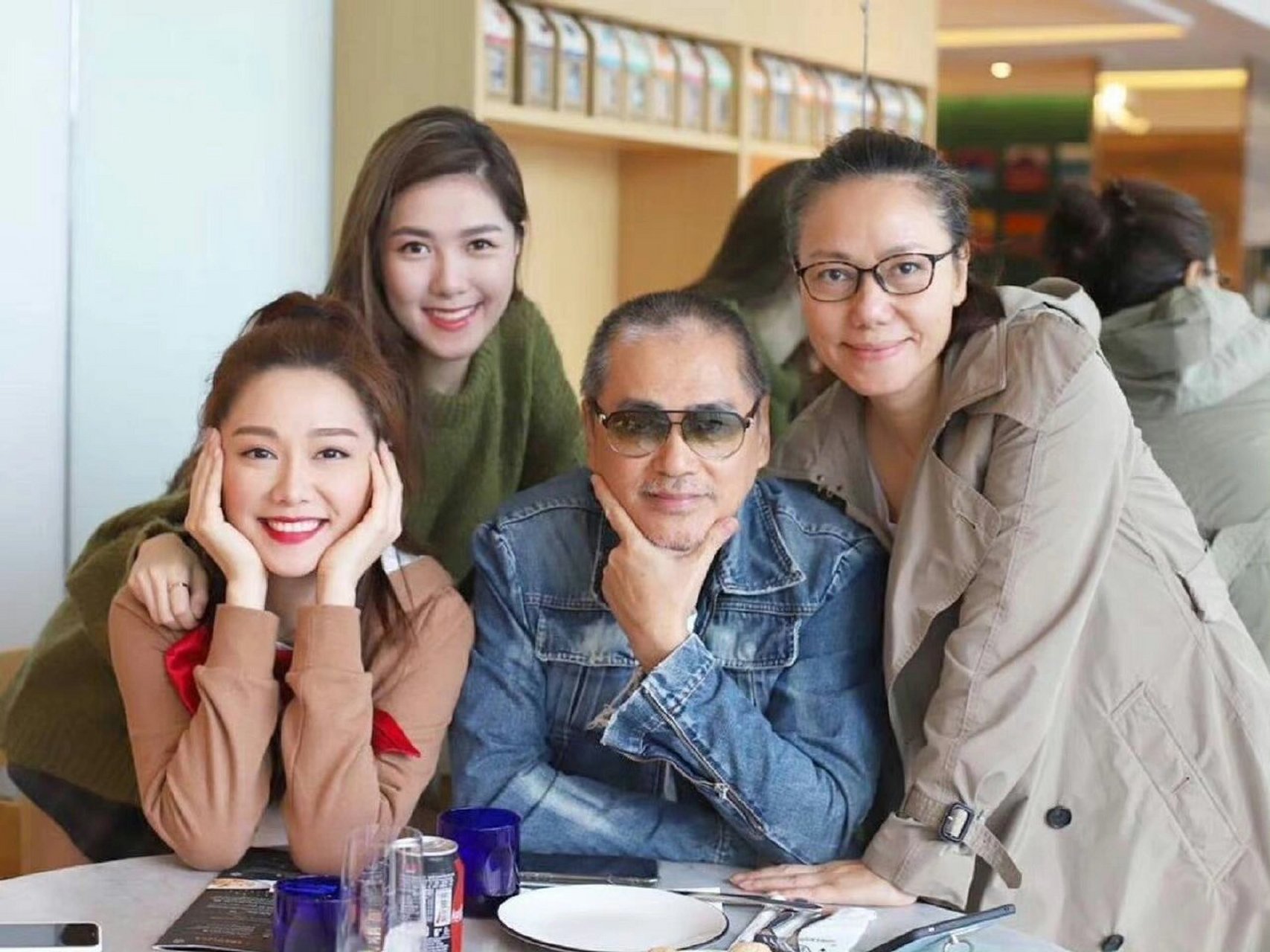 汤洛雯晒出巨型龙凤镯及各式金器和礼饼,估计总值过百万,马国明直言:"