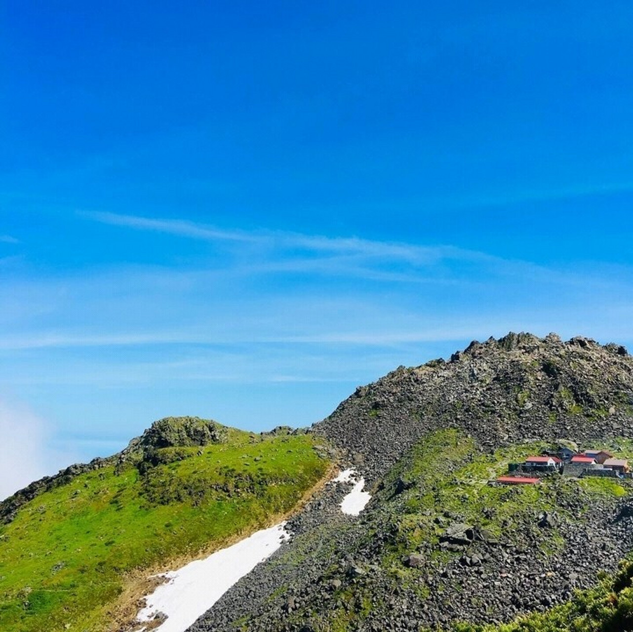 鸟海山是一座跨越秋田县和山形县两县县境的活火山,其山顶位于山形县