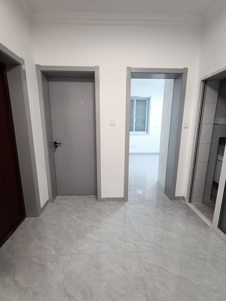 浅灰色瓷砖,浅灰色门,白墙,白色衣柜组合效果 有姐妹想看就发了一下