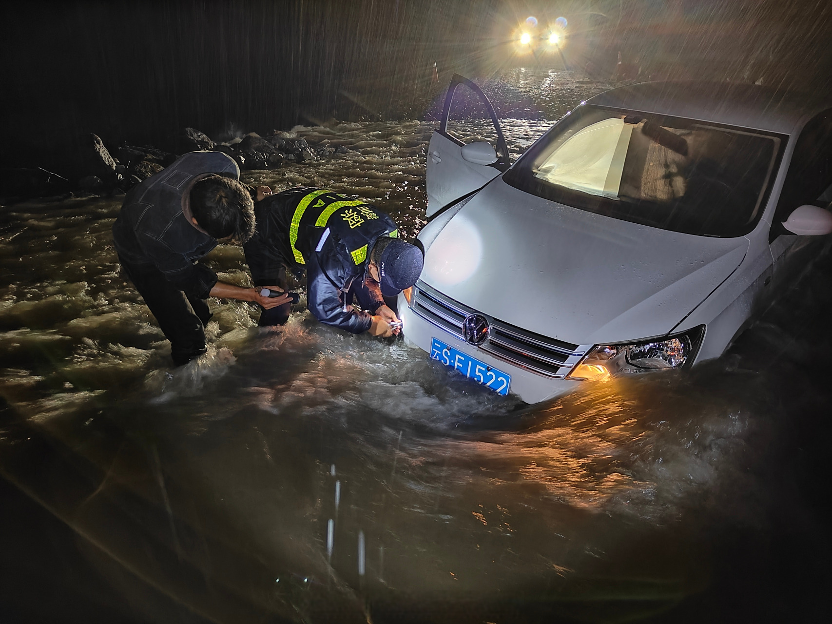 nia一线直击#【移民管理警察连夜救援被困车辆】7月7日2时许,西藏