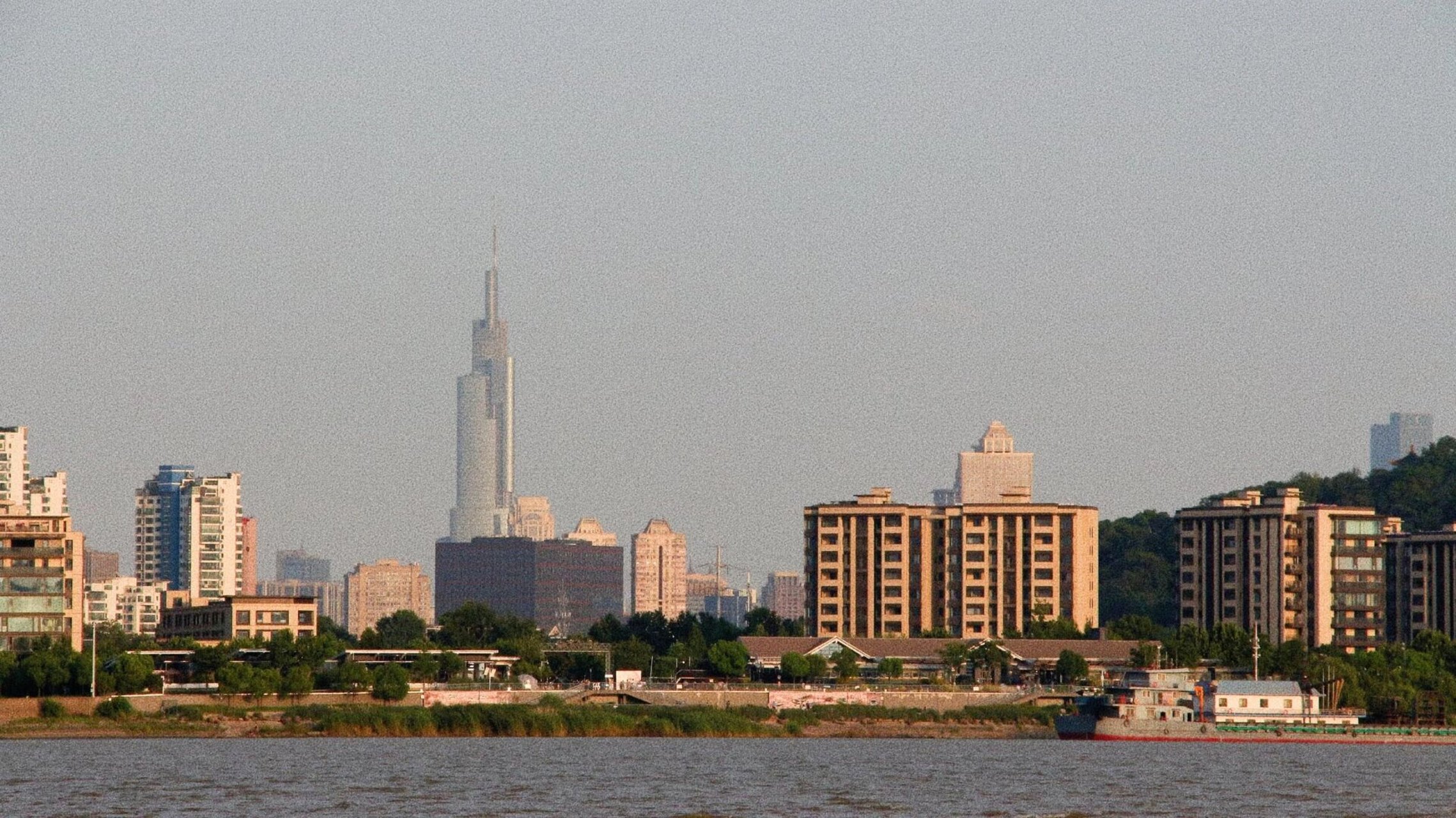 南京周末去哪玩——桥北滨江生态公园 超多人在江边,还有搭吊床的.