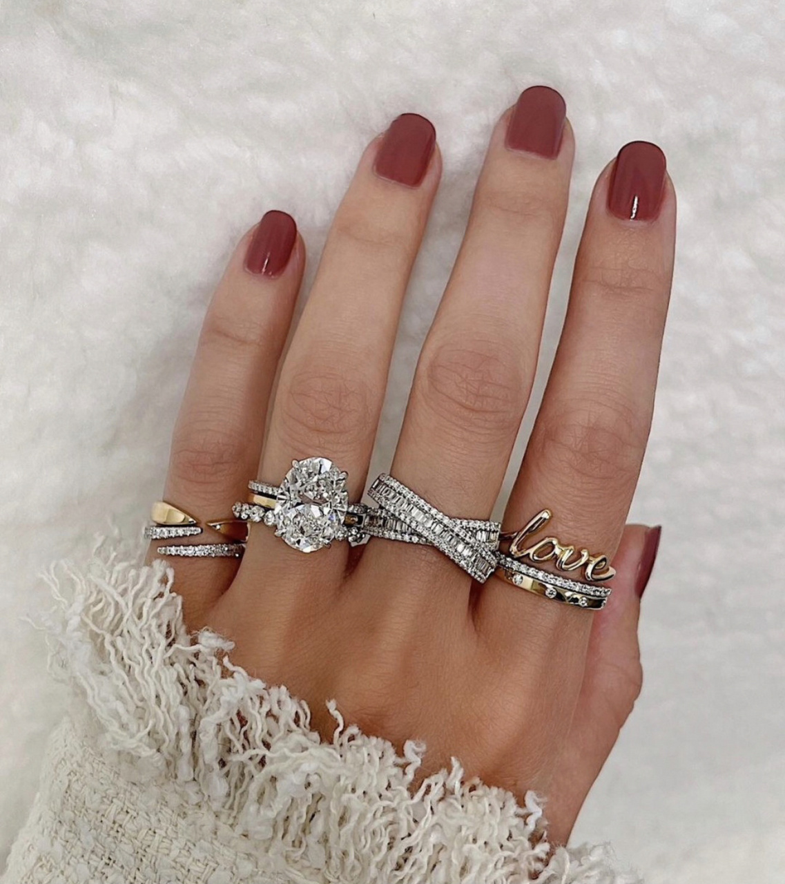 小天后 ariana grande 最近晒出订婚钻戒,宣布订婚!