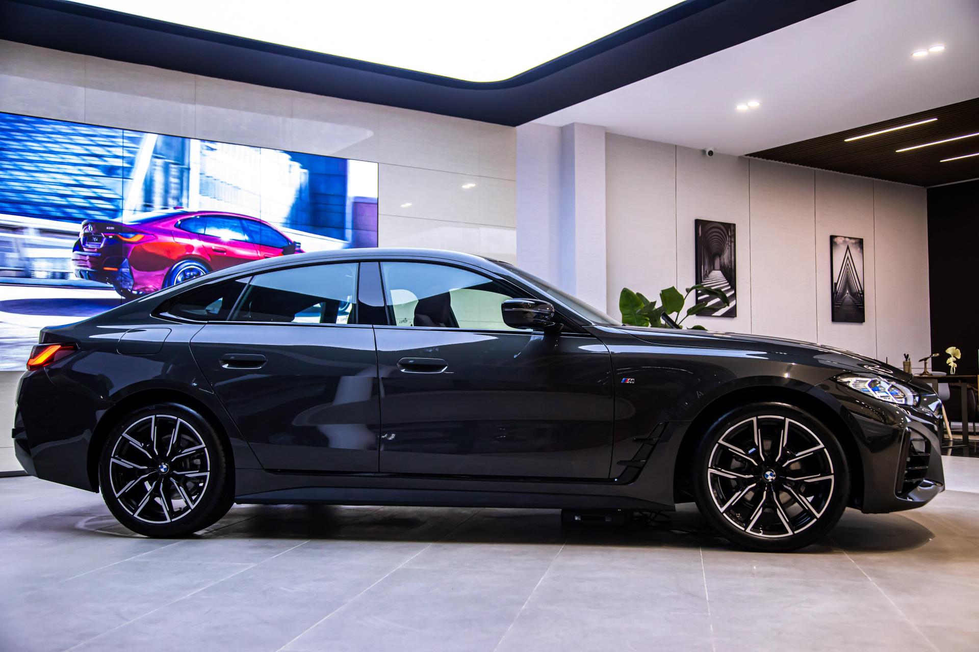 指导价: 419900 外观:碧玺灰/火山红 4系采用最新的宝马设计语言,竖式