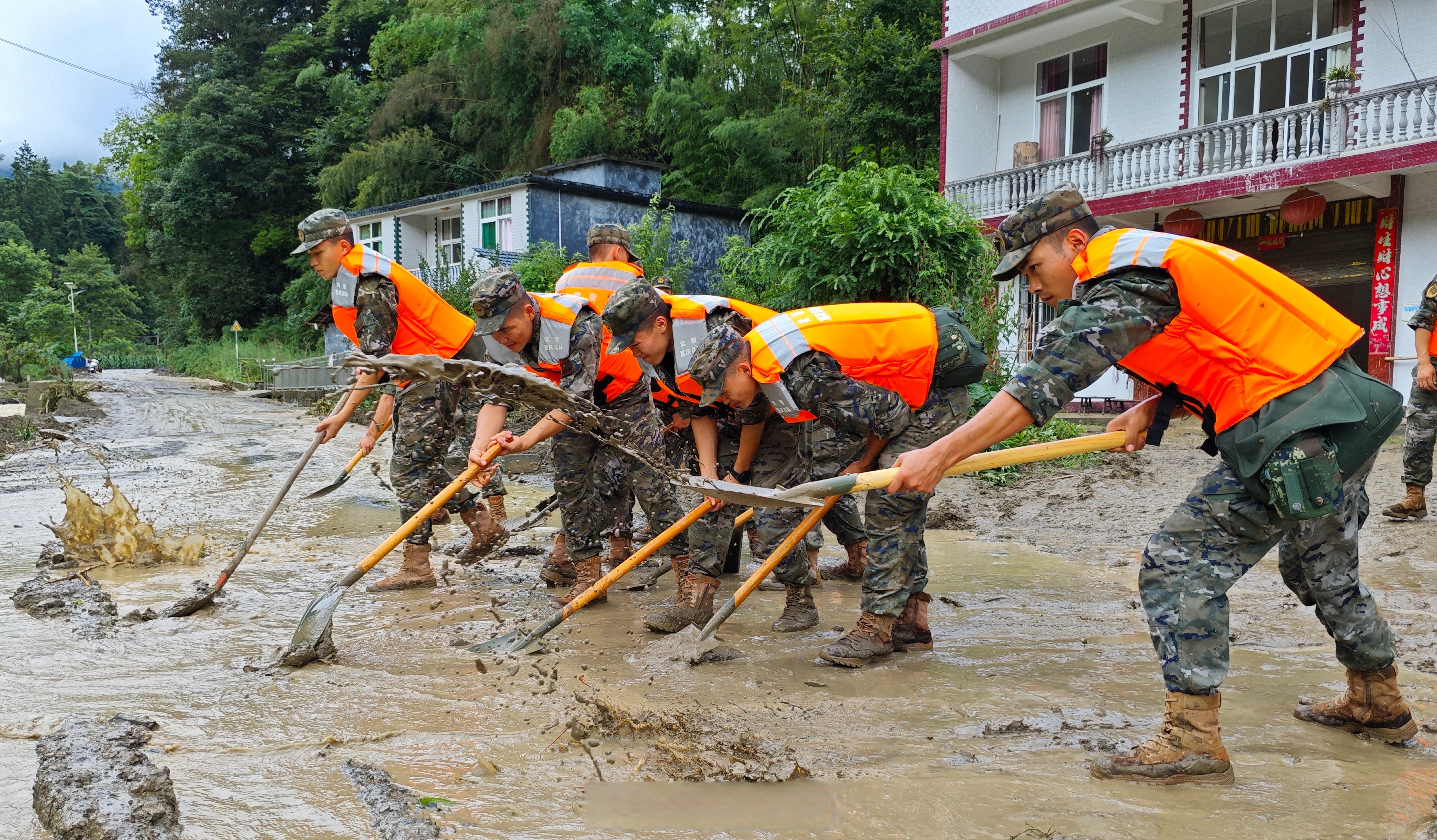 武警官兵持续奋战在重庆抗洪一线#】7月12日凌晨5时许,受持续强降水