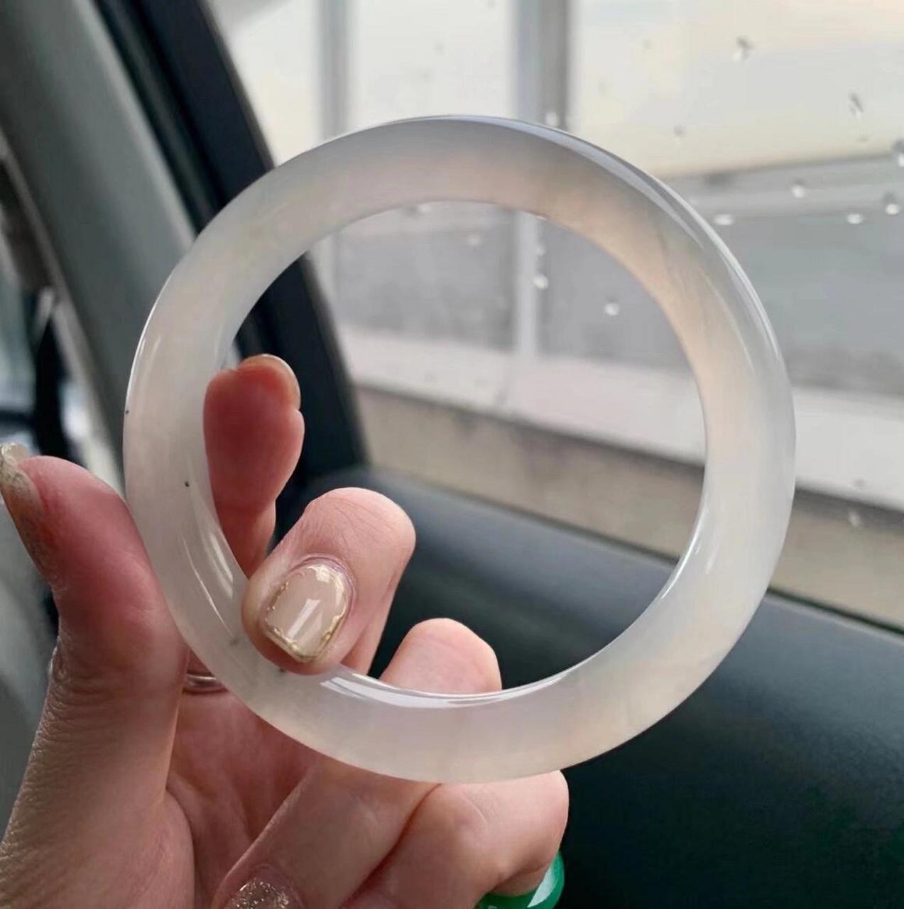 白月光——白冰玛瑙底圆条手镯.