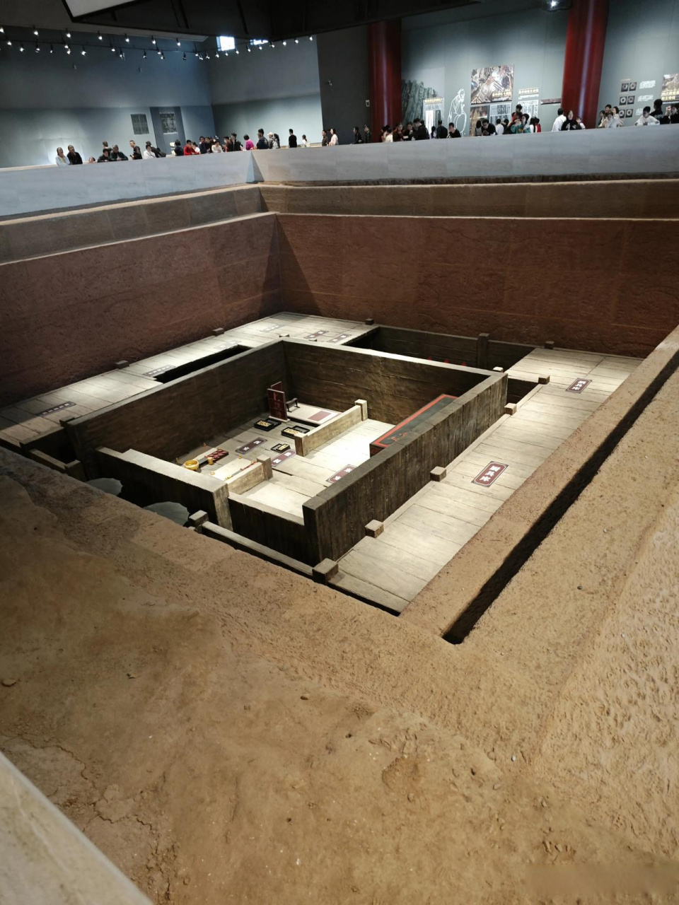 历史南昌汉代海昏侯国遗址博物馆展出了海昏侯国紫金城遗址和铁河古墓