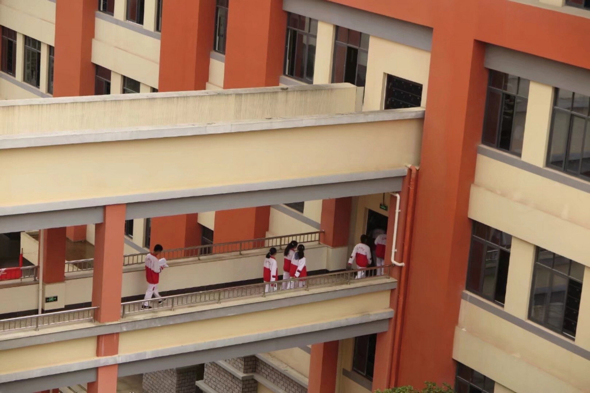 贵阳市清华中学宿舍 有新生问学校的环境就发一些自己拍的照片吧,寝室