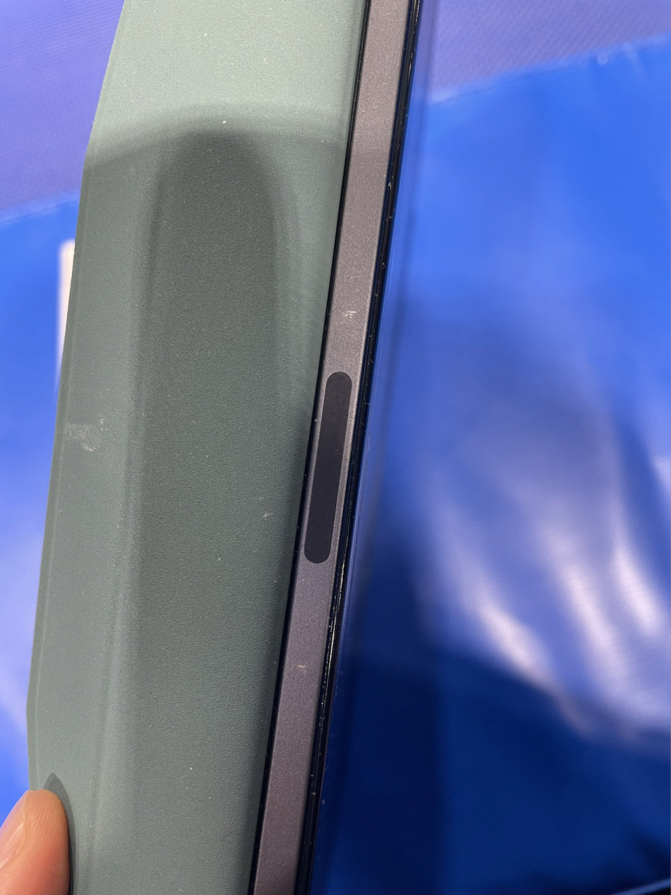 pencil不要一直吸在ipad上充电! 今天擦笔,两个黑点死活擦不掉了!