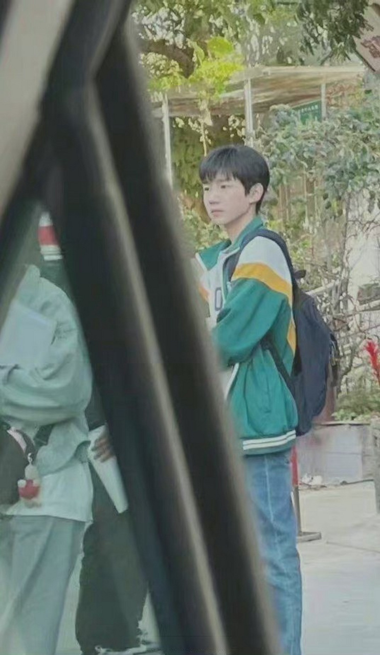 王源《灿烂灿烂》校服造型路透 少年感洋溢着青春的气息,期待高远学长