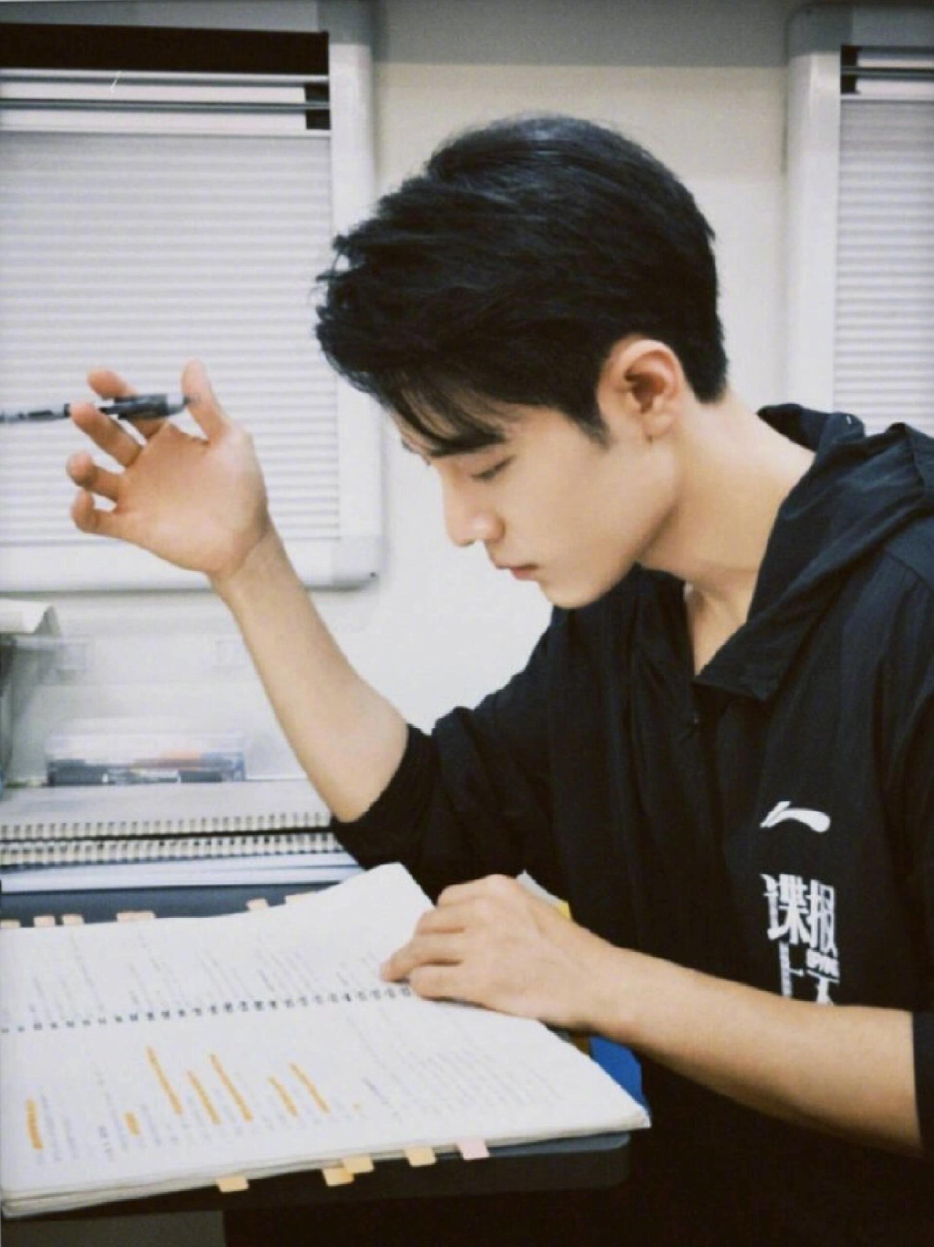 晚安咪语#肖战上班下班照 上班斯文俊秀,下班荷尔蒙满满～漂亮佑行