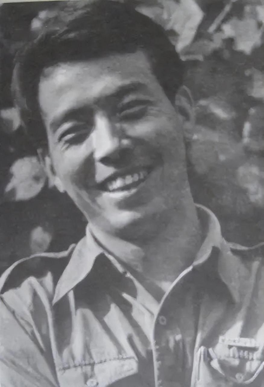 盘点陈凯歌30岁到70岁的照片,发现了一个秘密.