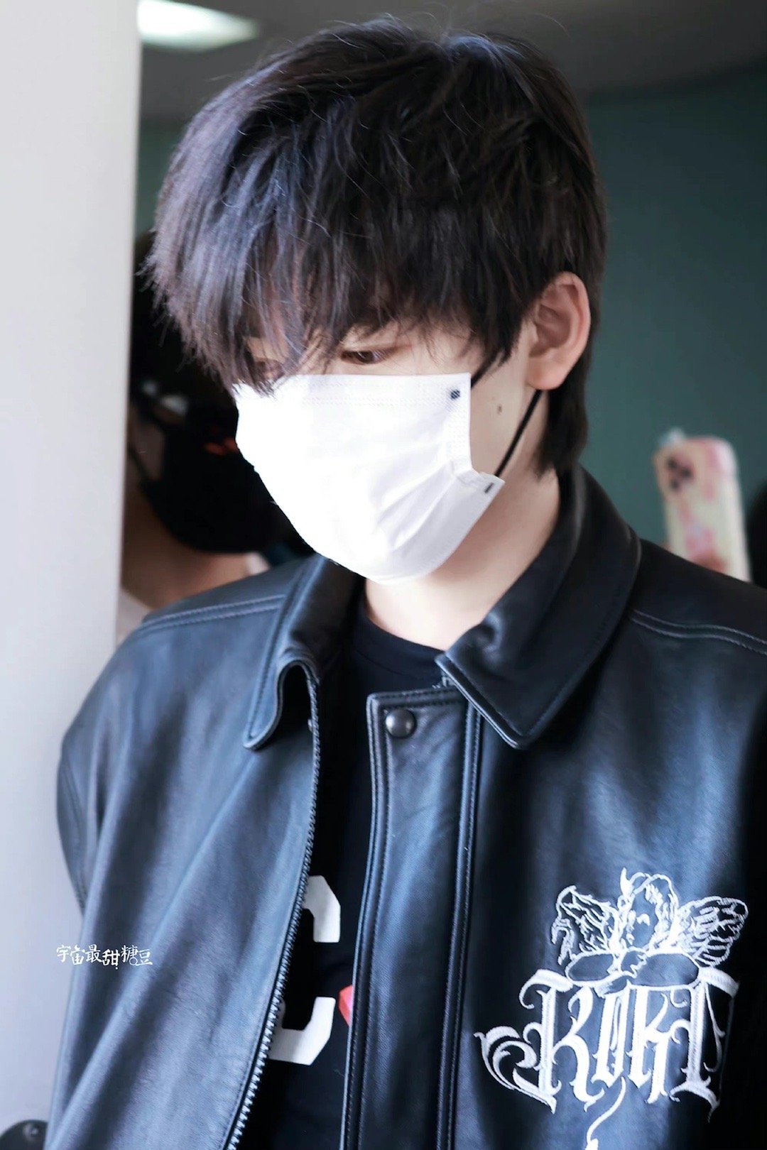 宋亚轩今日机场街拍,黑衣皮衣造型,男朋友荷尔蒙爆棚 [期待]#宋亚轩