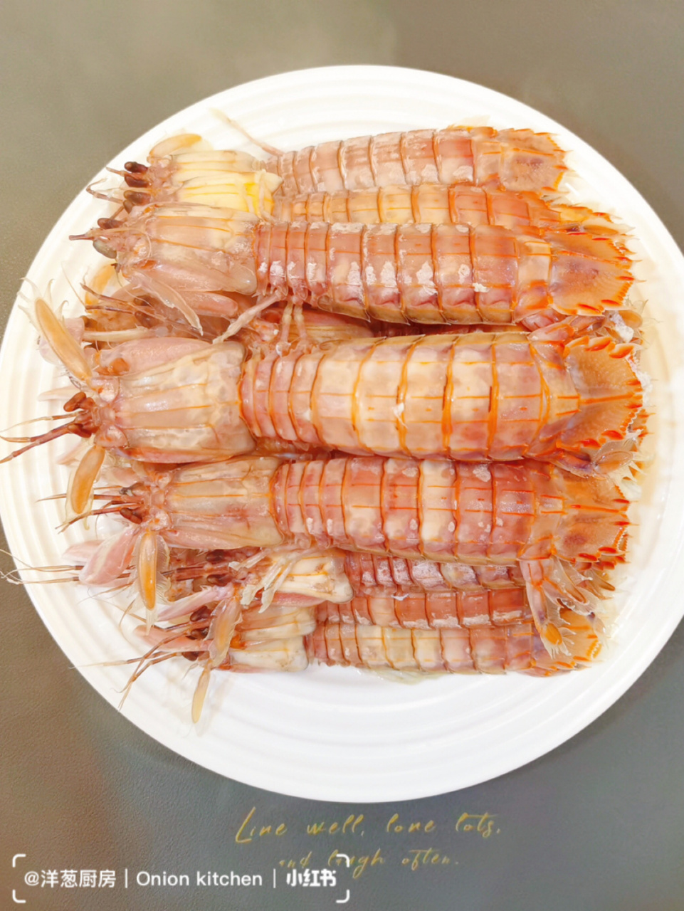 洋葱厨房|清蒸皮皮虾(简单好吃) 清蒸皮皮虾 食材:鲜活皮皮虾,生姜