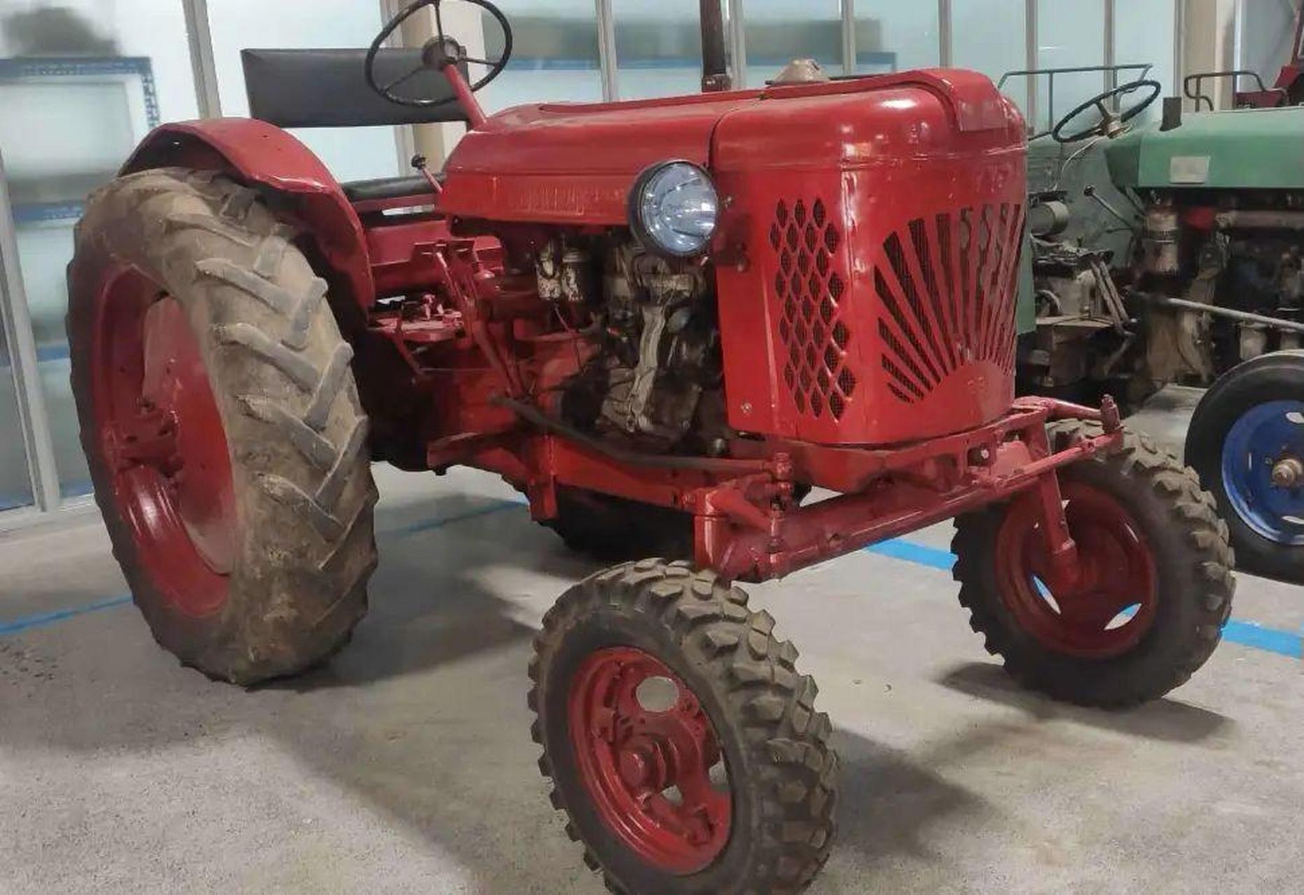 ①《长春东方红一28型拖拉机》,1980年11月由长春拖拉机制造厂生产,东