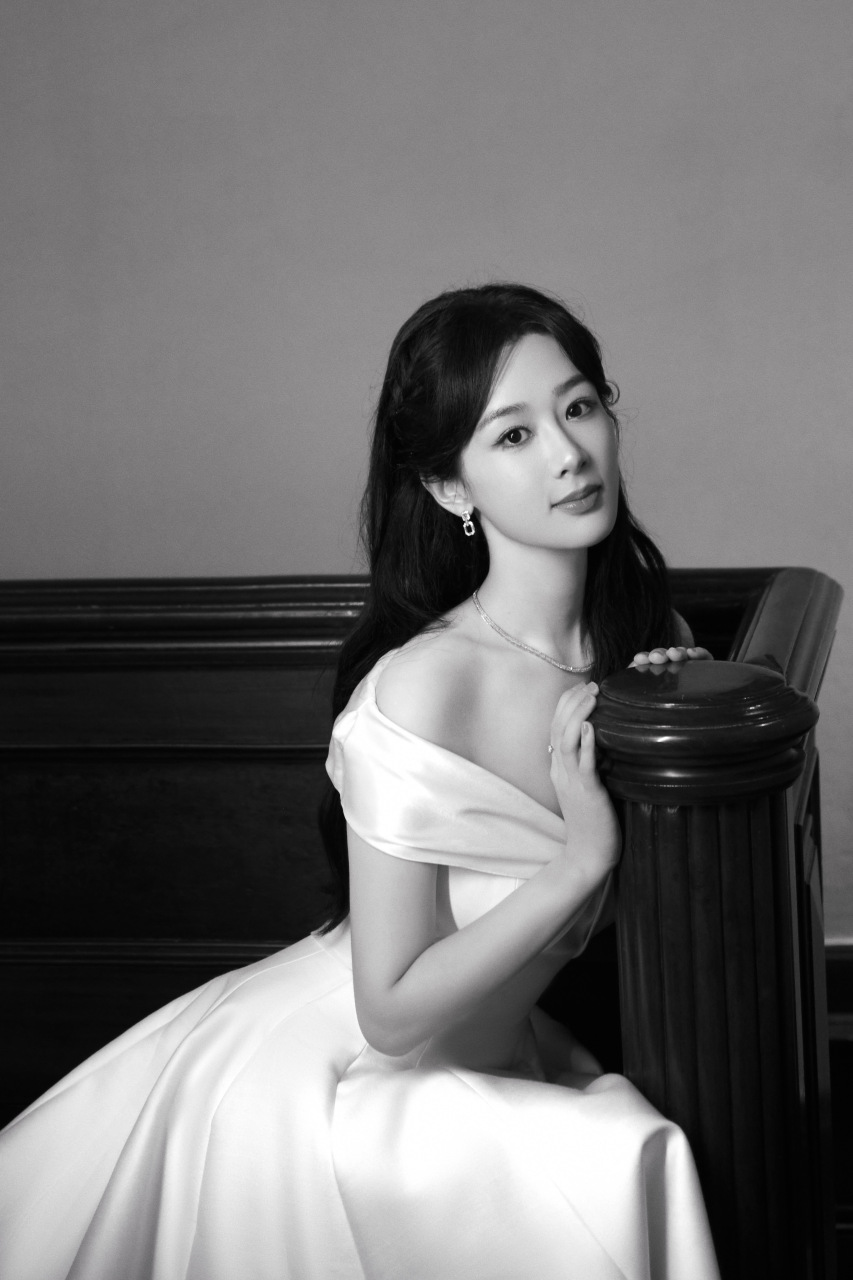 杨紫长发微卷缠绕在肩,点缀夏天的纯粹,心随风起,人亦温柔@杨紫