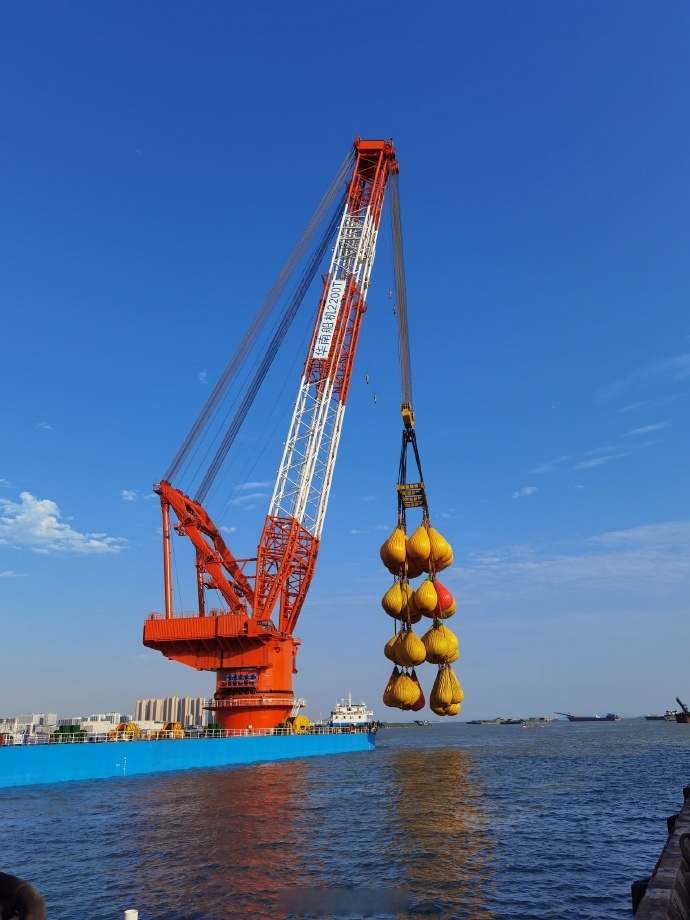 2200吨全回转起重机试验圆满完成】近日,由中国船舶研发制造的2200吨