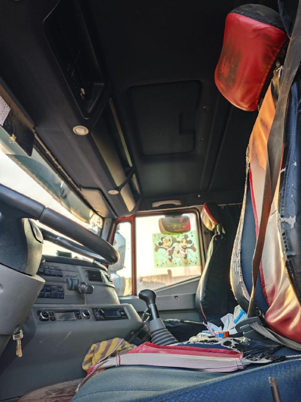 精品国五红岩杰狮c500驾驶室