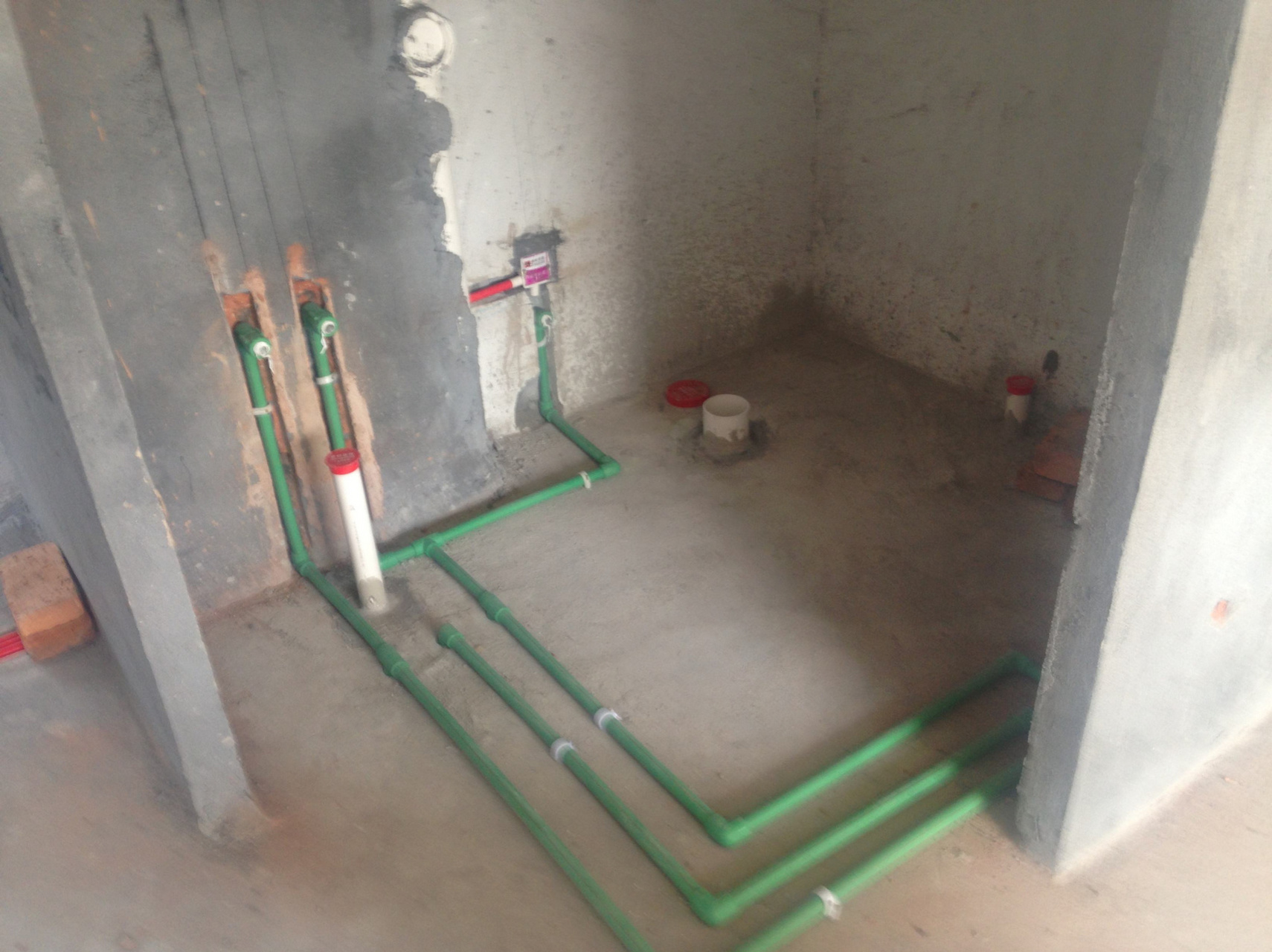 卫生间里水管的安装十分关键,其中要注意的问题也非常多,在装水管时