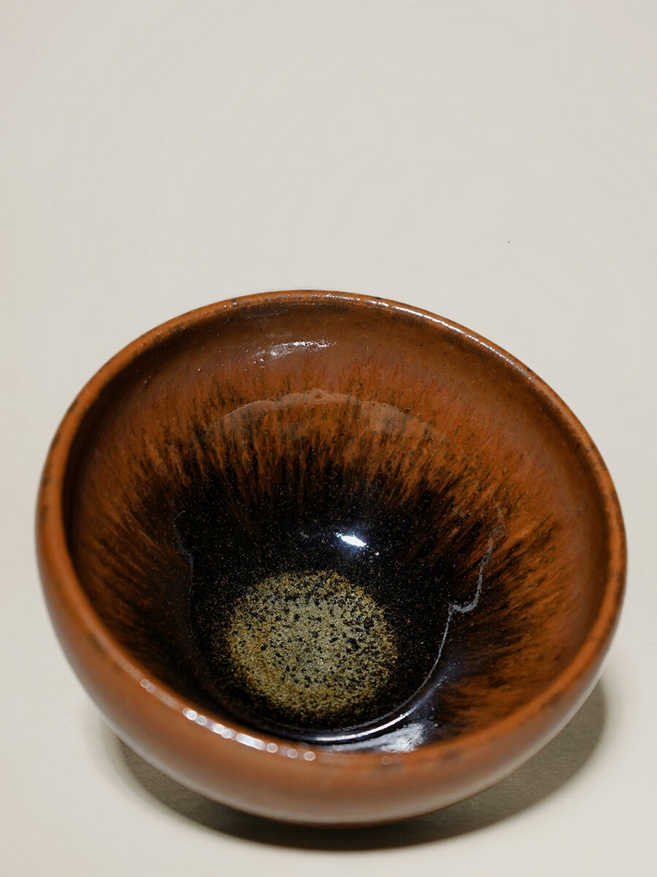 每天欣赏一只建盏 | 柴烧 雀羽毫钵型盏 今日分享一只雀羽盏,纹理如