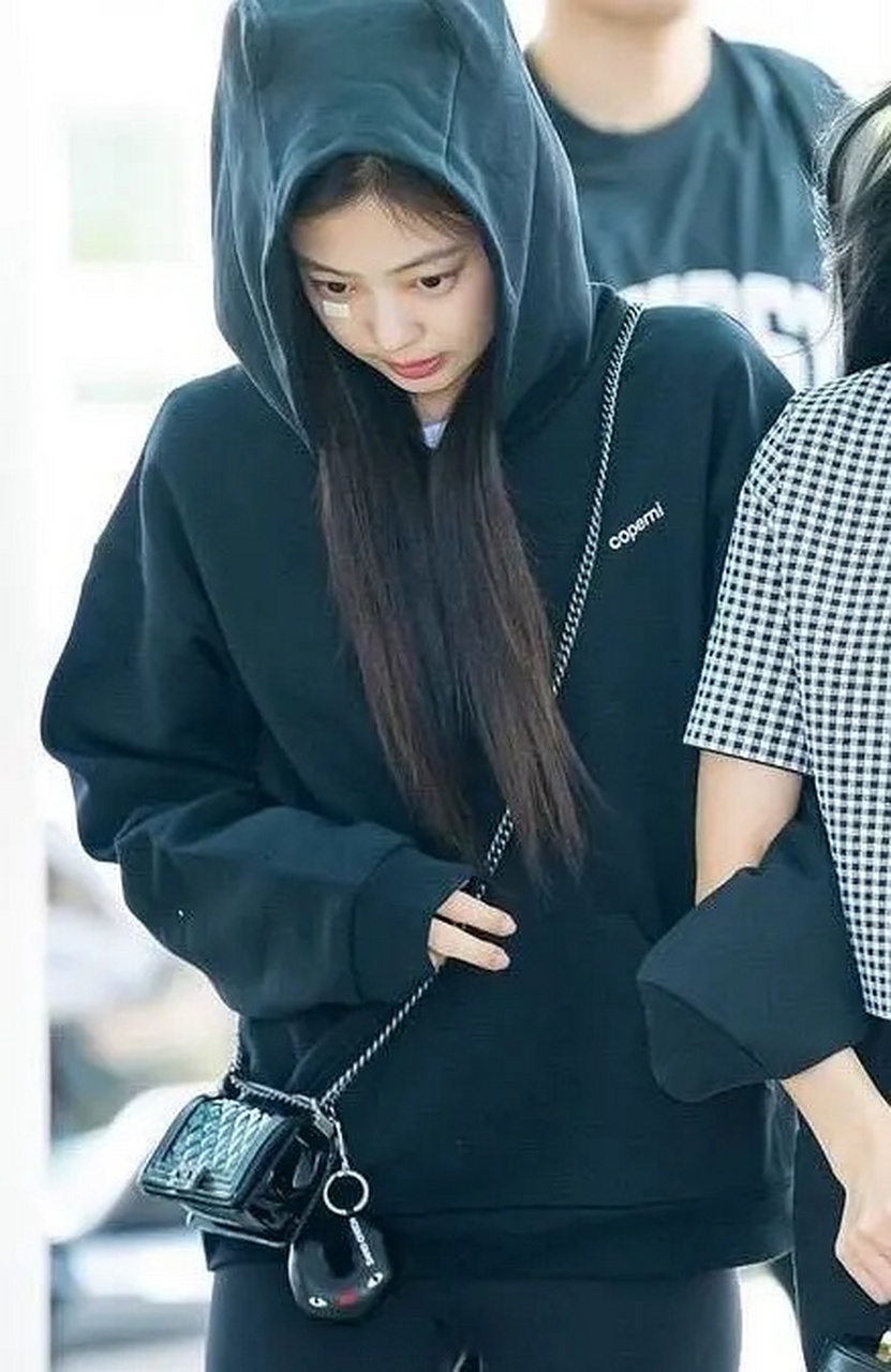 jennie最新机场背的小包是妮吧21年送给她的生日礼物,好巧不巧上次