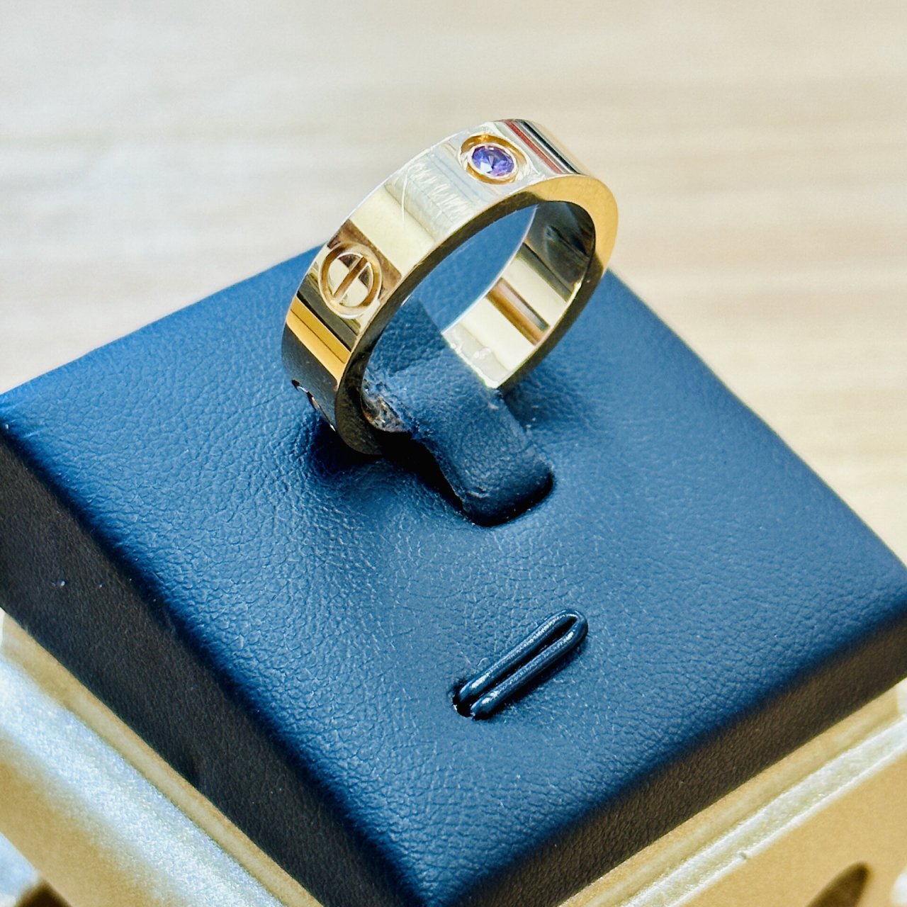 佩戴卡地亚love 戒指代表坚定,忠贞的爱,两人永远 在一起相偎相依