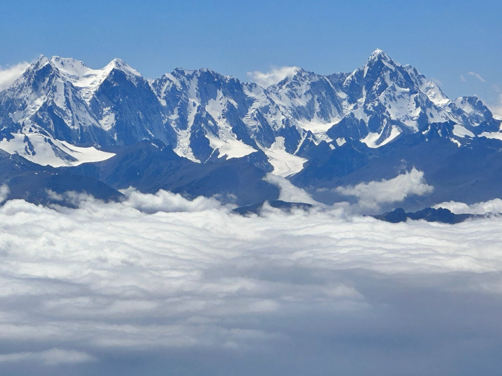 这个座位可) 大概离乌鲁木齐还有半个小时的时候,可以看到雪山 放大