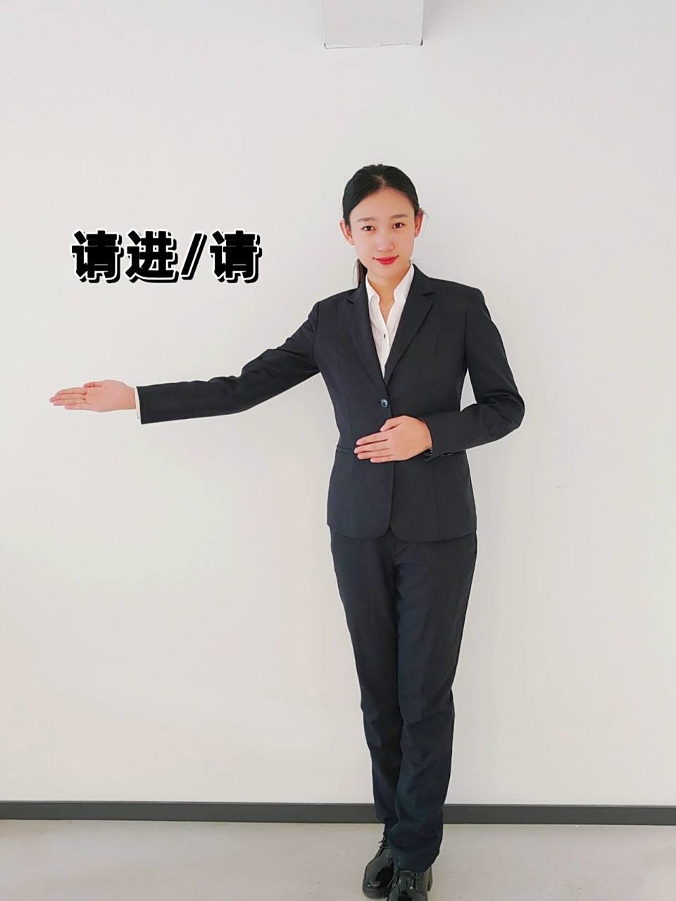 96姐妹说想了解手势礼仪,这不就来啦 16615请:五指伸直并拢,腕