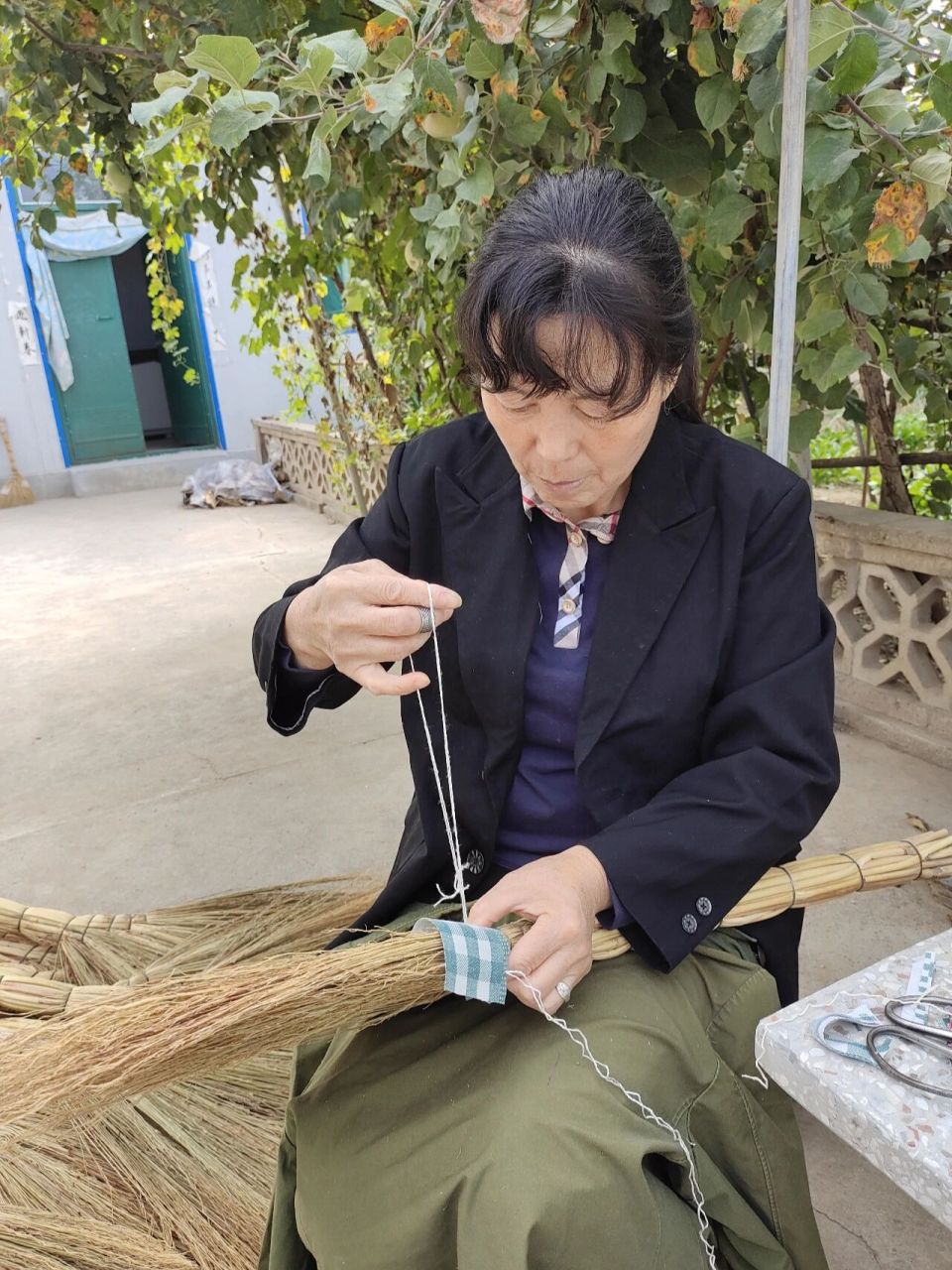 手工扫把 老妈扎的手工扫把,很好用,也很整齐,如果用布条再固定一下