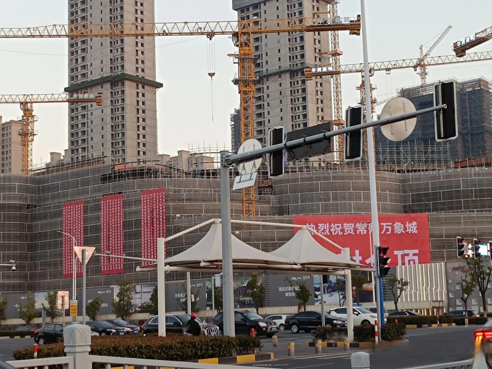 作为常州这几年最具看点的商业体,常州万象城近日顺利实现封顶大吉