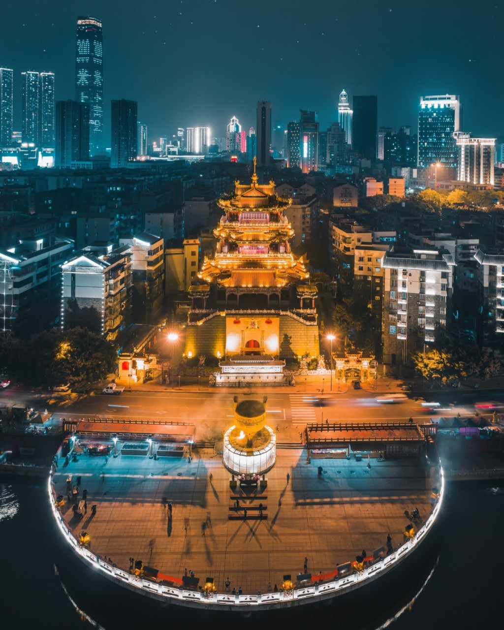 柳州西来古寺 柳州西来寺位于雅儒路临江巷西侧,面临柳江,为柳州市尚