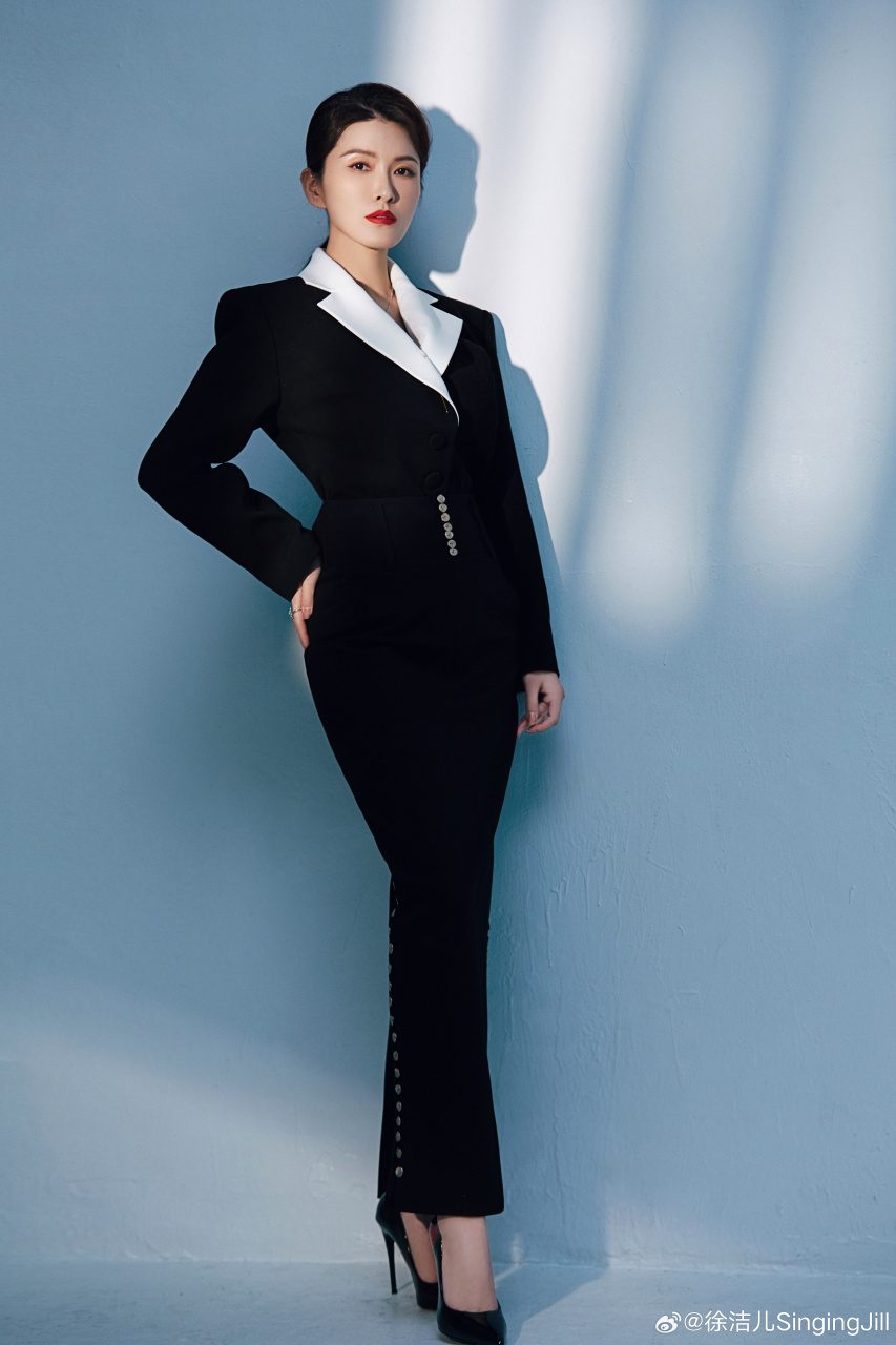 来一组秦虹同款职场写真 感受虹姐的气势如虹,与沉静似水#电视剧执行