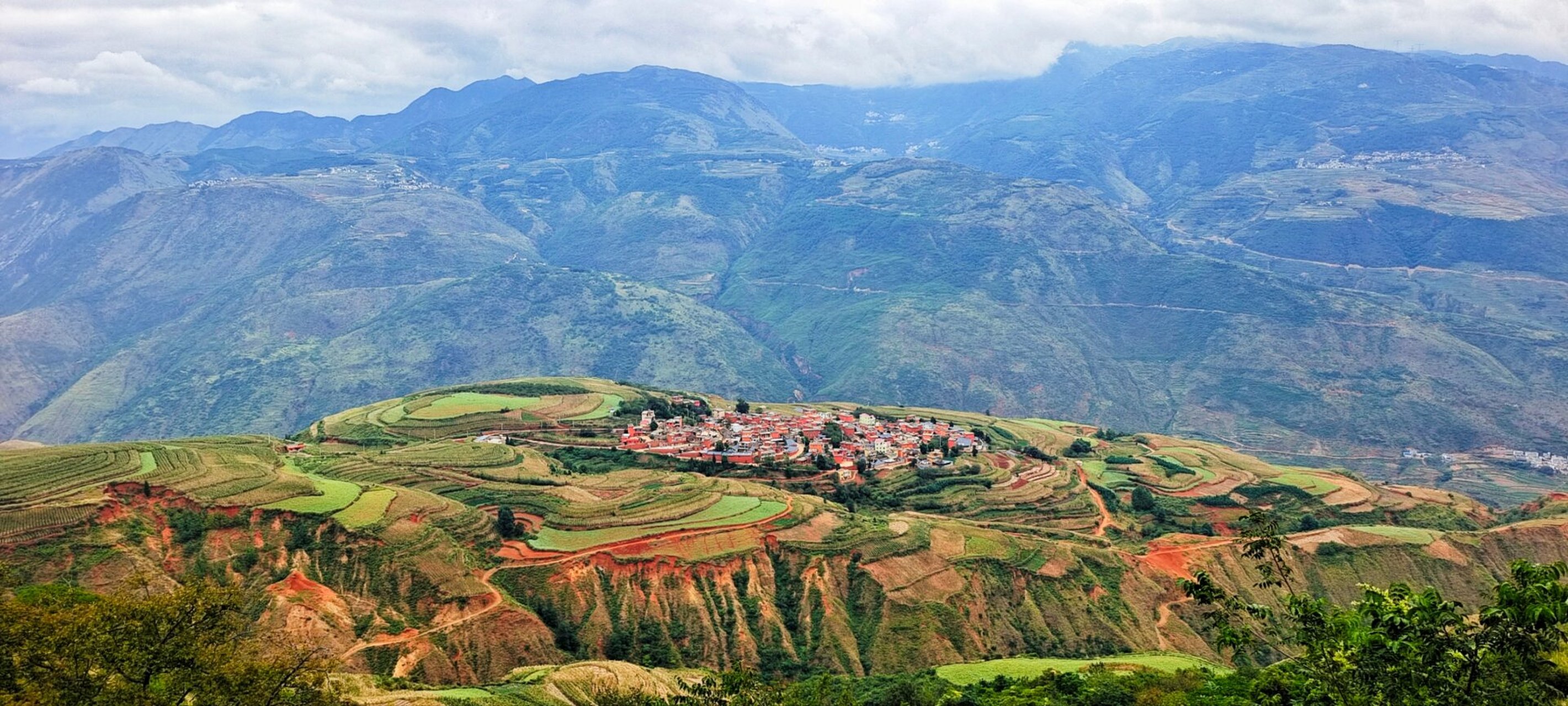 昆明东川红土地 在昆明市东川区起伏的山峦间有个红土地景区,距昆明