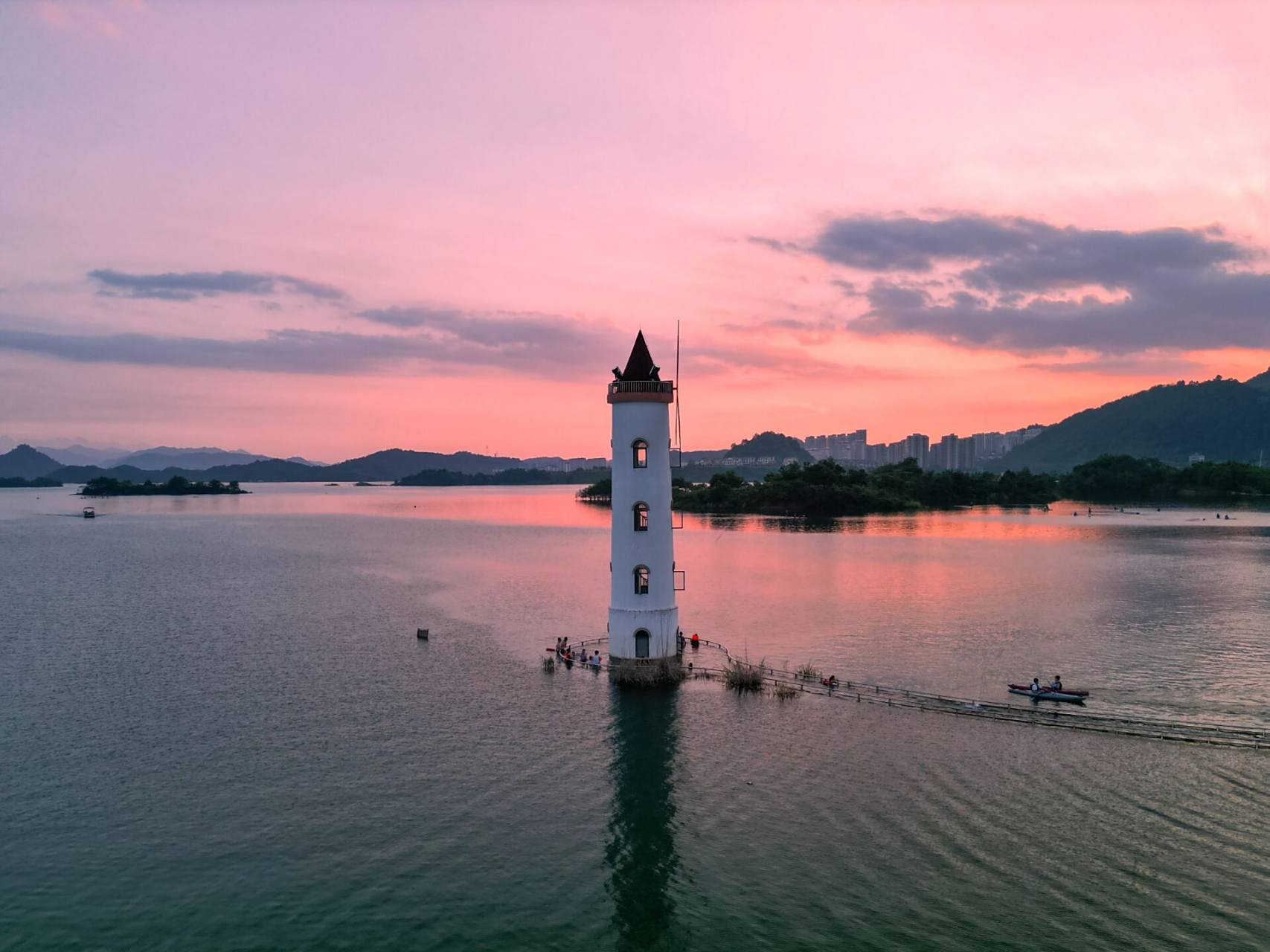 千岛湖灯塔位于淳安啤酒小镇,不知道从什么时候开始水位上涨,通往