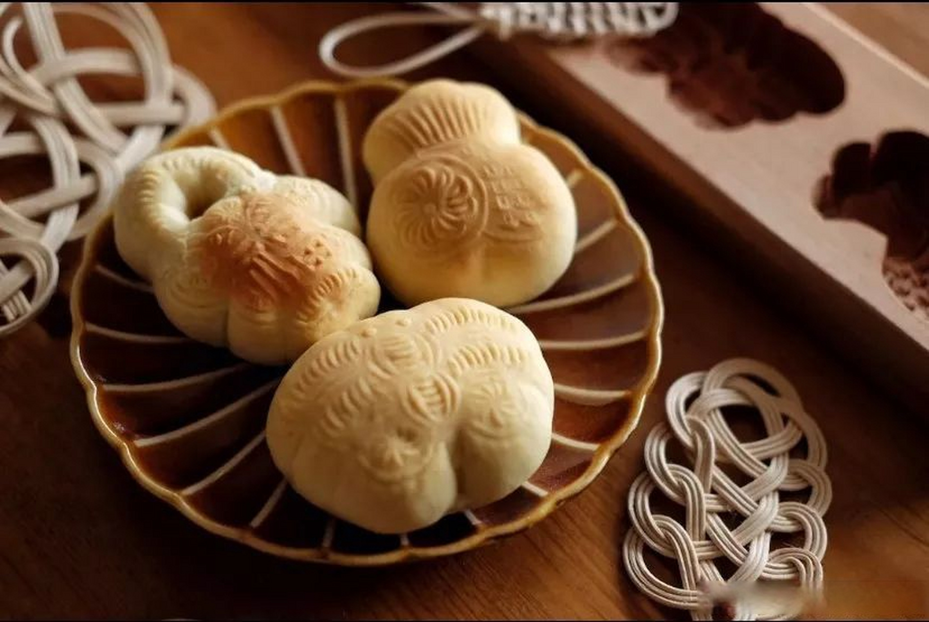 其中,最为普遍的七夕美食就是乞巧果子,还有巧芽汤/面,"五子"(即红枣