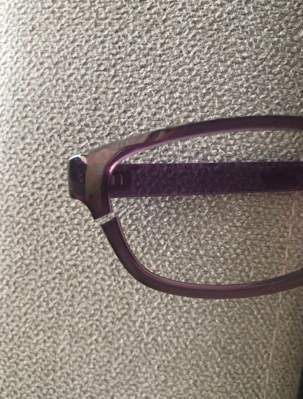 眼镜框裂了怎么办啊 	 可以用502直接粘回去吗 还是需要换一个框啊