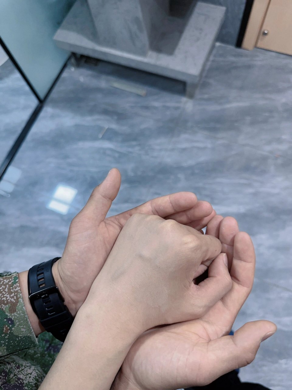 异地军恋～与兵哥哥见面的牵手照～ 我们见面真的好难啊😭相信很多